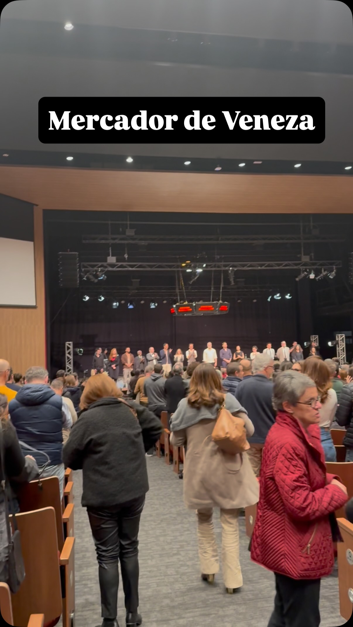 Domingo de teatro no Salão de Atos da PUCRS para assistir a O Mercador de Veneza. @omercadordeveneza_teatro Que espetáculo potente! ✨
No final, fomos brindados com uma fala inspiradora do Dan Stulbach- @danstulbach Ele relembrou com carinho sua primeira vinda a Porto Alegre, lá no início, para o festival Porto Alegre em Cena!
Ouvir ele falar sobre a importância da arte e a longevidade do texto de Shakespeare — escrito há mais de 400 anos e ainda tão atual — reforça o quanto a cultura é essencial para nos entendermos como sociedade. Não é à toa que a peça segue em cartaz há tanto tempo com tanto sucesso.
Saio do teatro com a alma cheia. 🎭👏
#Teatro #OMercadorDeVeneza #DanStulbach #CulturaPOA #Shakespeare PortoAlegreEmCena PUCRS