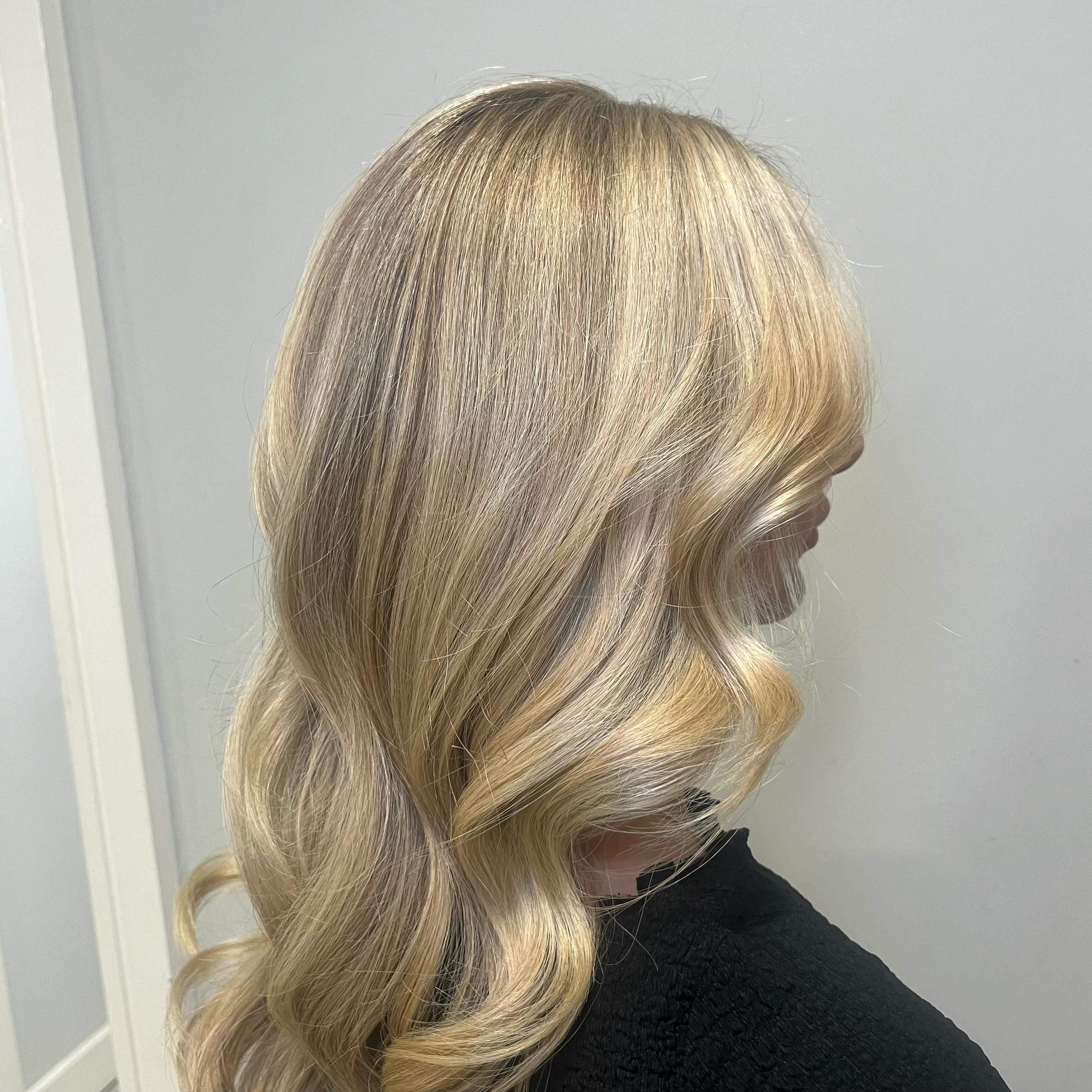 Full head of highlights and Cut & Blowdry created by Ellie 🤍
➡️ Swipe to see the process
☎️ 01322292999
#redken #redkenshadeseq #redkenobsessed #redkencolor #redkenflashlift