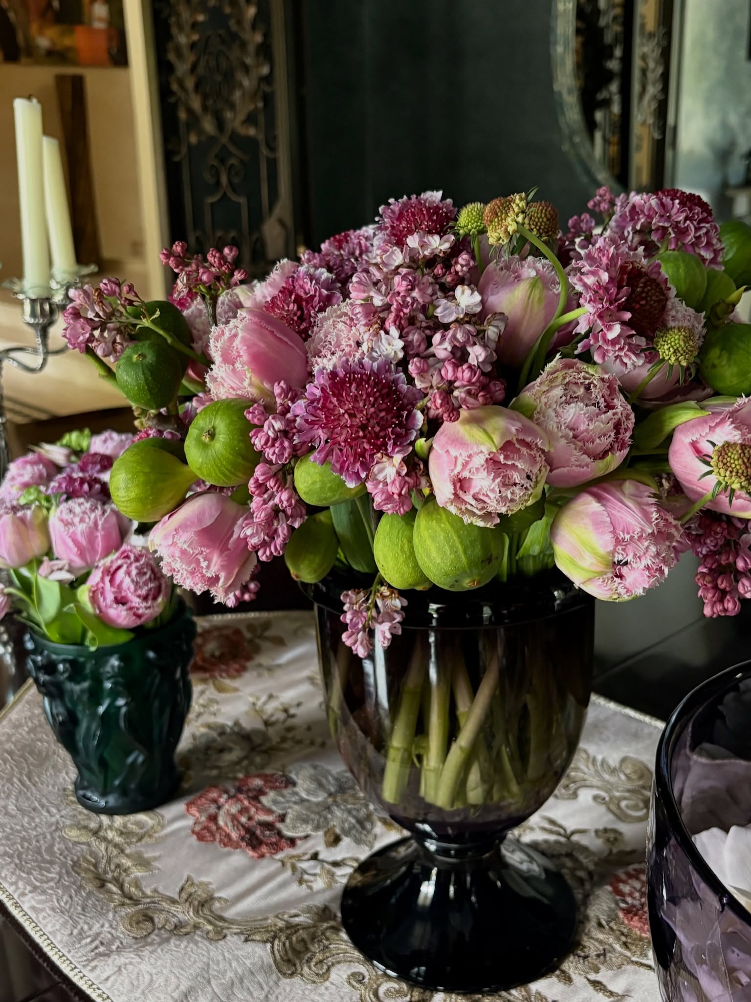 Tables designed for special occasions, where florals and soft details come together to make the setting feel complete.
#TableStyling #LuxuryFlorals