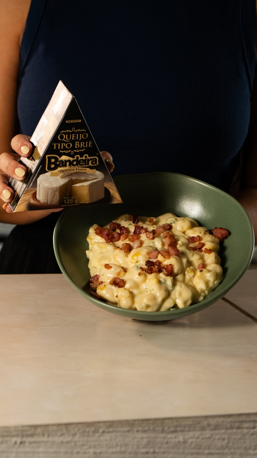 Seus almoços nunca mais serão os mesmos depois desta receita.
O nhoque com queijo brie entrega uma combinação de maciez e cremosidade que torna o prato mais envolvente e sofisticado.
A delicadeza da massa se une ao sabor amanteigado e à textura aveludada do brie, criando um preparo equilibrado, confortável e cheio de elegância.
É um prato que se destaca pela suavidade, mas também pela riqueza de sabor, oferecendo uma experiência marcante sem perder a delicadeza.