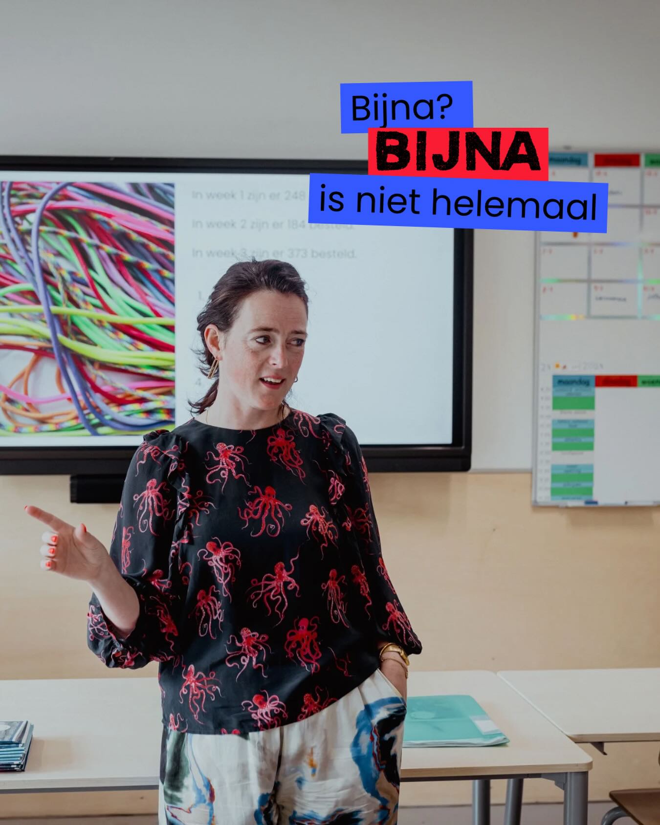 🔥 Tip van de week!
Bijna is niet helemaal.
Wat je al niet kan met de ruimte tussen bijna en helemaal!
Ik wilde een tip geven over leuke zinnen die je gebruikt in de klas. Wat ik vaak gebruik,, zowel op school als nu thuis, is ‘bijna is niet helemaal!’.
In welke context? Als leerlingen iets tegen mij zeggen als: ik heb het bijna af, het is bijna opgeruimd, ik ben bijna klaar, ik ben bijna bij de laatste, ik ga bijna luisteren ;) of ik kom er bijna aan. Dan reageer(de) ik met ‘en bijna is?’. “Niet helemaal juf” kwam het dan in koor terug. Flauw, maar het leverde bijna altijd een glimlach op in combinatie met een ‘jaha ik weet het juf’-blik, waarna ze zorgden dat iets helemaal in orde kwam.
Wellicht heb je ook zo’n zin en dan nodig ik je uit om deze onder dit bericht te delen.
Misschien gebruik je bijna zelf ook de komende weken. “Het is bijna vakantie.” Die zin, daar is niets mis mee. Een vaststelling. Totdat daar nét iets te vaak een zin volgt als ‘dus we werken niet zo hard meer’, ‘dus we doen meer spellen’, ‘dus we gaan elke dag langer naar buiten’, ‘dus ik geef niet meer zo veel les’.
Natuurlijk snap ik dat het tempo soms verandert, dat de energie van de leerlingen (en leraar) soms iets anders vraagt van de planning, dat de behoeftes soms op een ander vlak liggen.
Ik wil benadrukken dat het in zicht komen van
vakantie niet automatisch betekent dat leerlingen minder leren, minder kennis opnemen, minder hard kunnen werken. Sterker nog, ze hebben straks ZES volledige weken waarin er in sommige situaties bijna (haha, alhoewel niet grappig) niets wordt ondernomen om hun brein, denken, nieuwsgierigheid te prikkelen.
Die ontspanning is deels nodig, ik knap ook op van een tijd minder aan staan en minder moeten. Het gaat om de balans. Ik gun het leerlingen dat ze zo rijkelijk mogelijk onderwezen de vakantie in gaan, zodat er zoveel mogelijk blijft hangen wat als basis dient voor het nieuwe dat ze gaan ervaren in die vrije weken om op aan te haken.
Zodat zij, als het bijna tijd is om naar school te gaan, er zin in hebben. Omdat ze zeker weten of voelen dat ze daar heel veel leren.