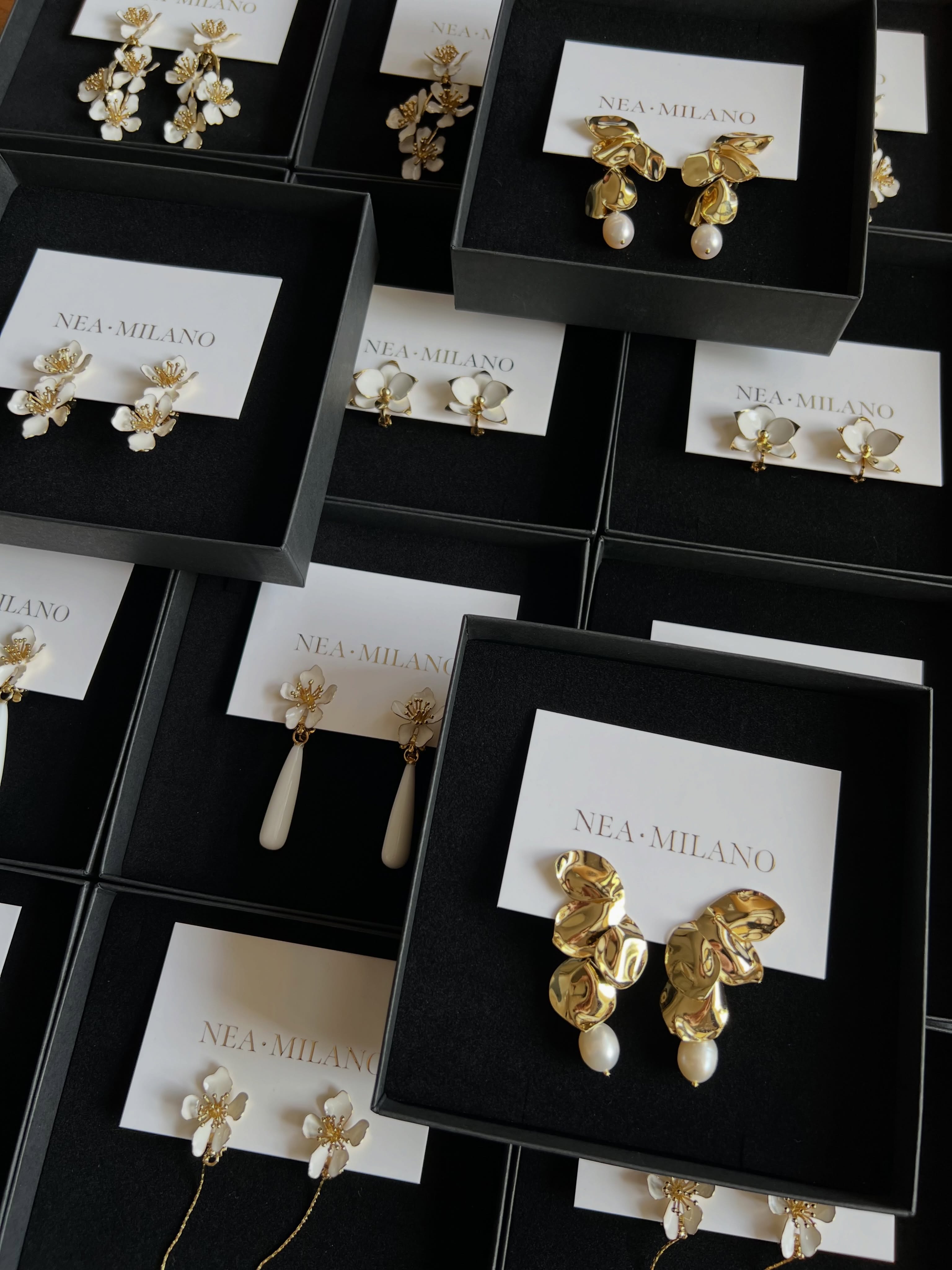 Handcrafted petals, molten gold curves, soft ivory blooms — little love stories born in my Milan studio for brides who want poetry, not trends.
#bridaljewelry #modernbride #weddingearrings #madeinitaly #luxurybride