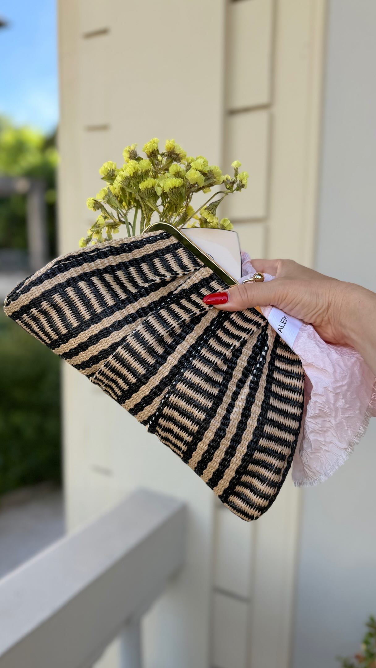 Oggi a Rimini si respira già l’estate☀️🩷
Vi porto con me in un piccolo mix di dettagli che parlano già di questa stagione. Eccola! Già una delle mie preferite dell’estate la mia nuova clutch in rafia #gifted by @annacecerebags leggera, naturale, e così facile da indossare ogni giorno!
Dentro? Un accessorio speciale #gifted by @alephmilano ai press day di @teresalafosca_pr , un delicato foulard rosa pastello, chic e perfetto da tenere sempre in borsetta. E la mia cipria @chanel.beauty regalo di un’amica. 🩷
Piccole cose, atmosfere leggere e quella voglia di estate che inizia già a farsi sentire. Chi come me non vede già l’ora che sia estate?
#the_dressert #pensandoallestate