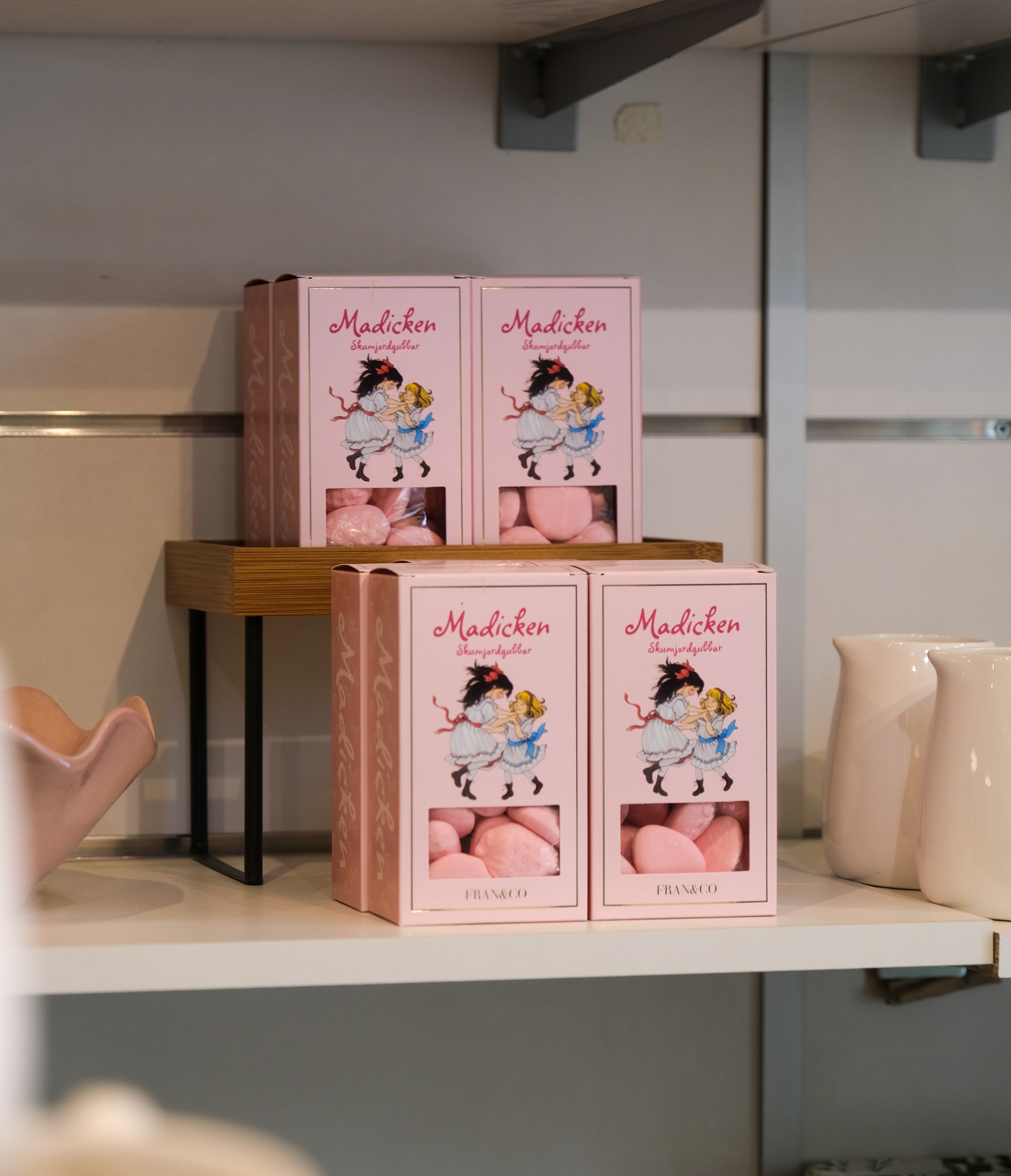 Sommarens go-bitar, fina inredningsdetaljer & dem bästa gåvorna hittar ni hos @villaedinredning 🌤️🍬
Vi på Villa Ed
Inredningsbutik @villaedinredning
Klädbutik @villaed_by_glozzy
Café & Bistro @cafevillaed
Frisörer @villaed.frisorerna
Injektionsbehandlare @beautylin.se
Kroppsvård & Massage @lindaholtzkroppsvard
Inemotion Psykologi @inemotionpsykologi
Keramik @lerkallan
Skulpturskogen Villa Ed
Hundfrisör @tassochtrimbyjosefin