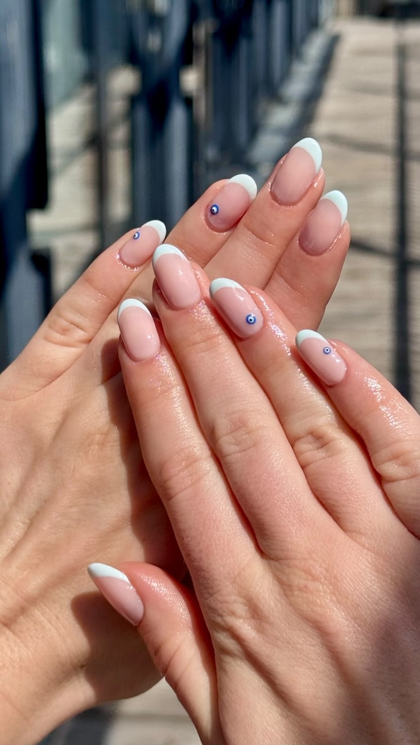 … GIRL 🧿
Manifesting sunshine one evil eye at a time, french tips & good energy only🪬☀️
@bybilliegrace June diary is now open, click the link in bio to get your next appointment booked in 📆
#nailart #nails #nailsnailsnails #nailartist #explore