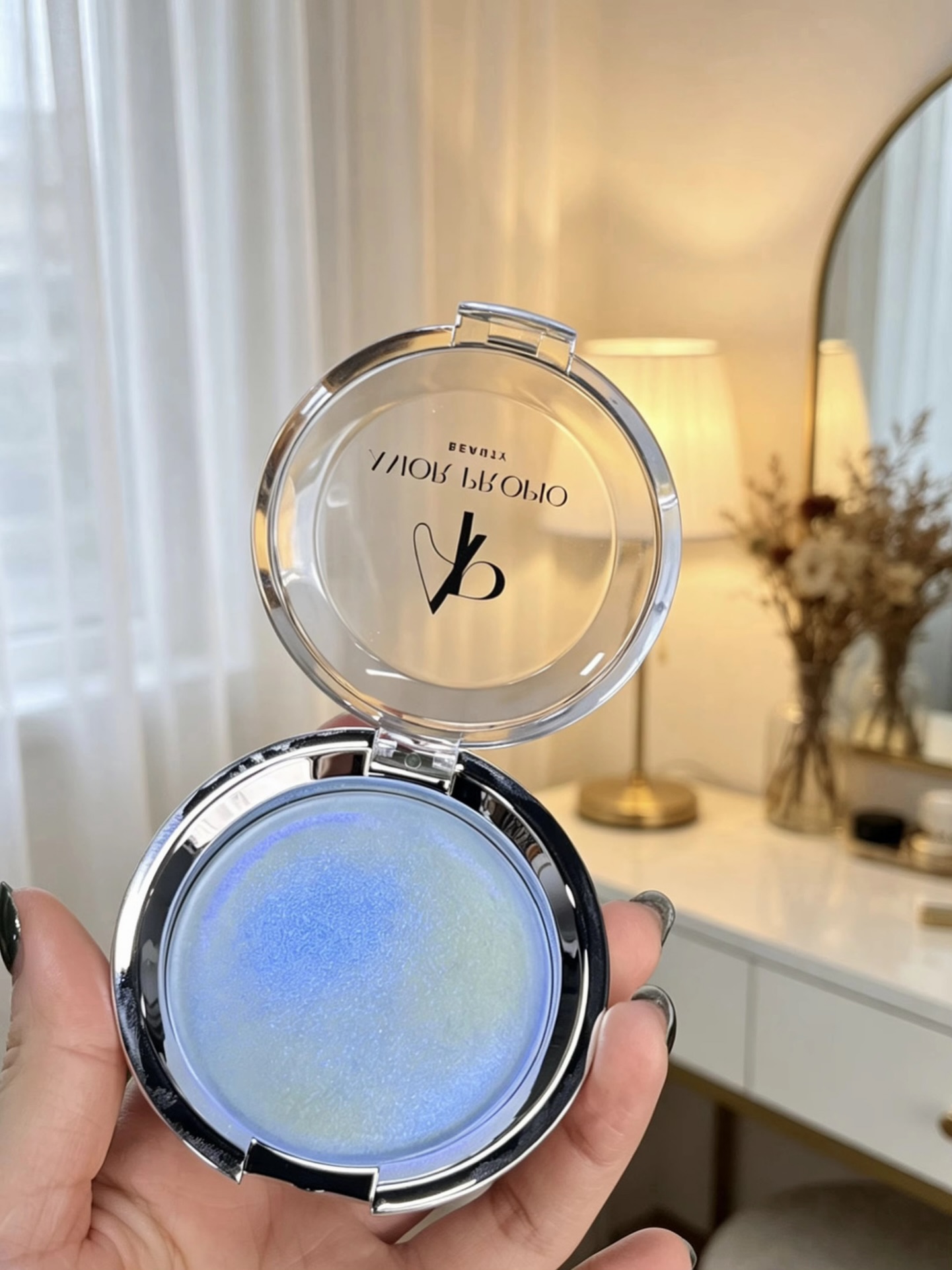 Discover the magic of our latest compact, featuring a stunning blue highlighter that adds a unique pop to your look. Starting with your glow up. 🦋
#amorpropiobeauty #bluehighlighter #beautyessentials #glowup #compactdesign