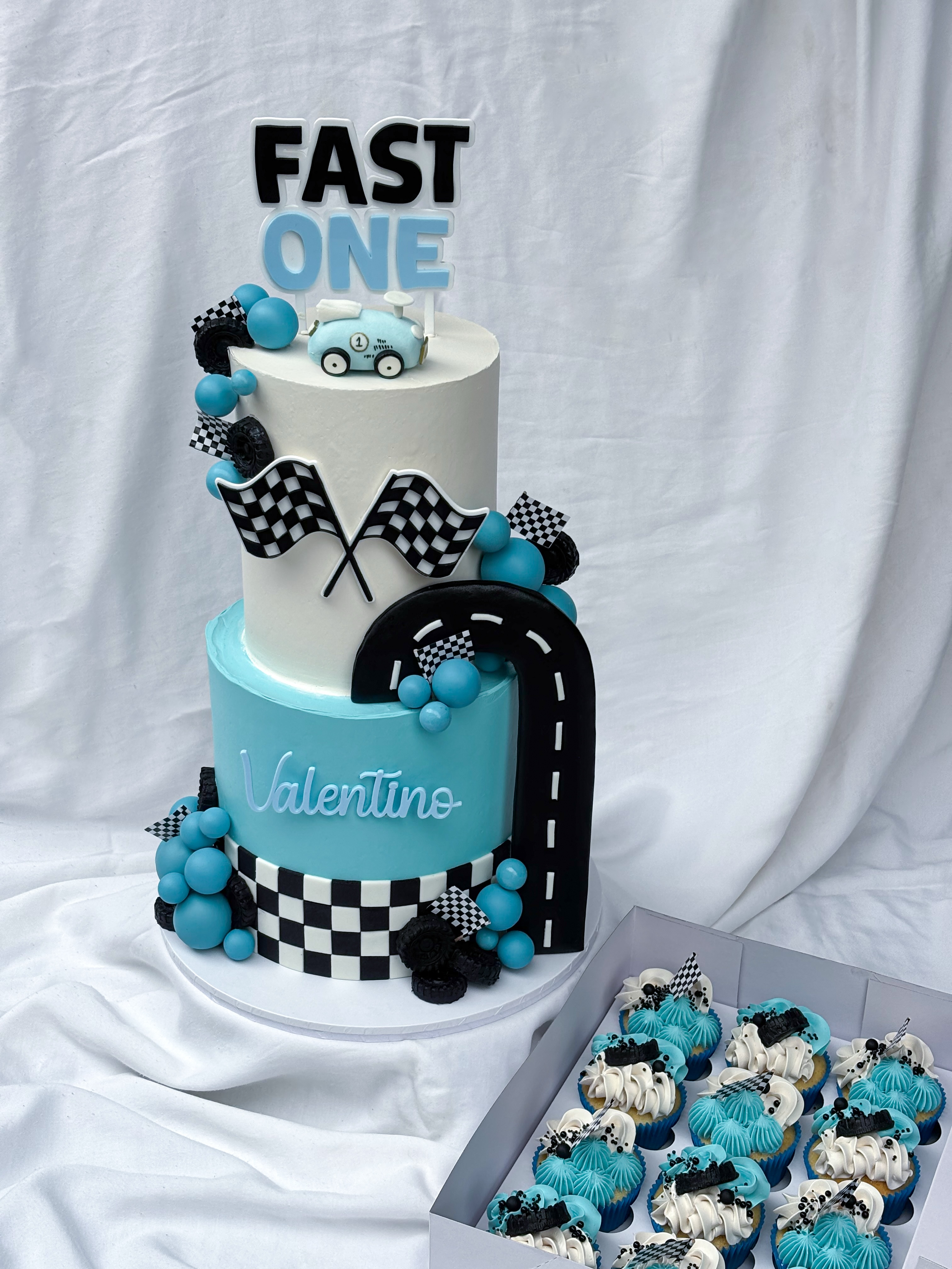 Sweet Valentino’s “Fast One” Birthday🎈
It was very fun coming up with this playful design with some matching cupcakes to complement the whole design!
Wouldn’t be complete without @etchedenvy
#goldcoastcake #kaikaicakery #fastonecake #fastonebirthday #firstbirthdaycake