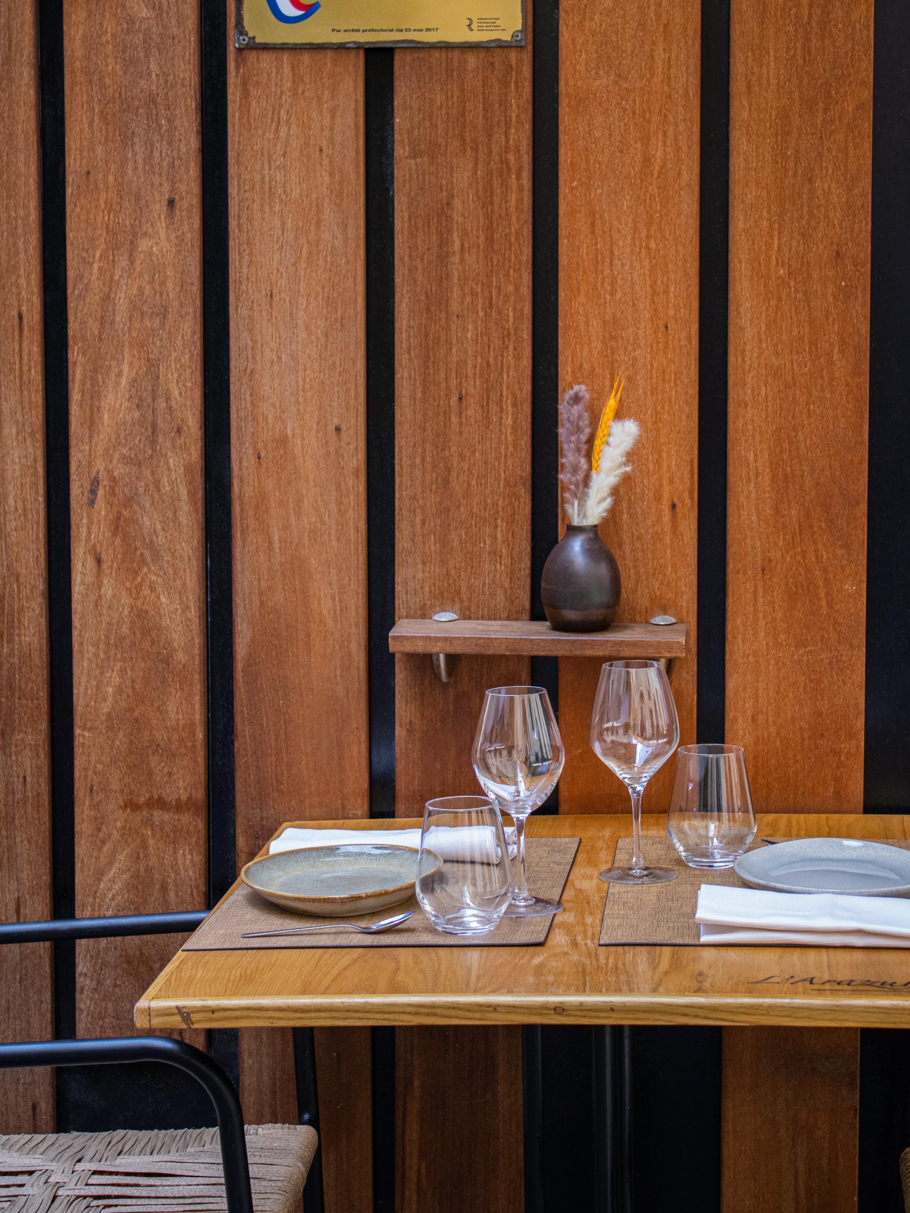 Le plaisir de dîner dehors, au rythme des soirées qui s’allongent… 🌙
‣ Réservez votre table sur www.larazur.fr