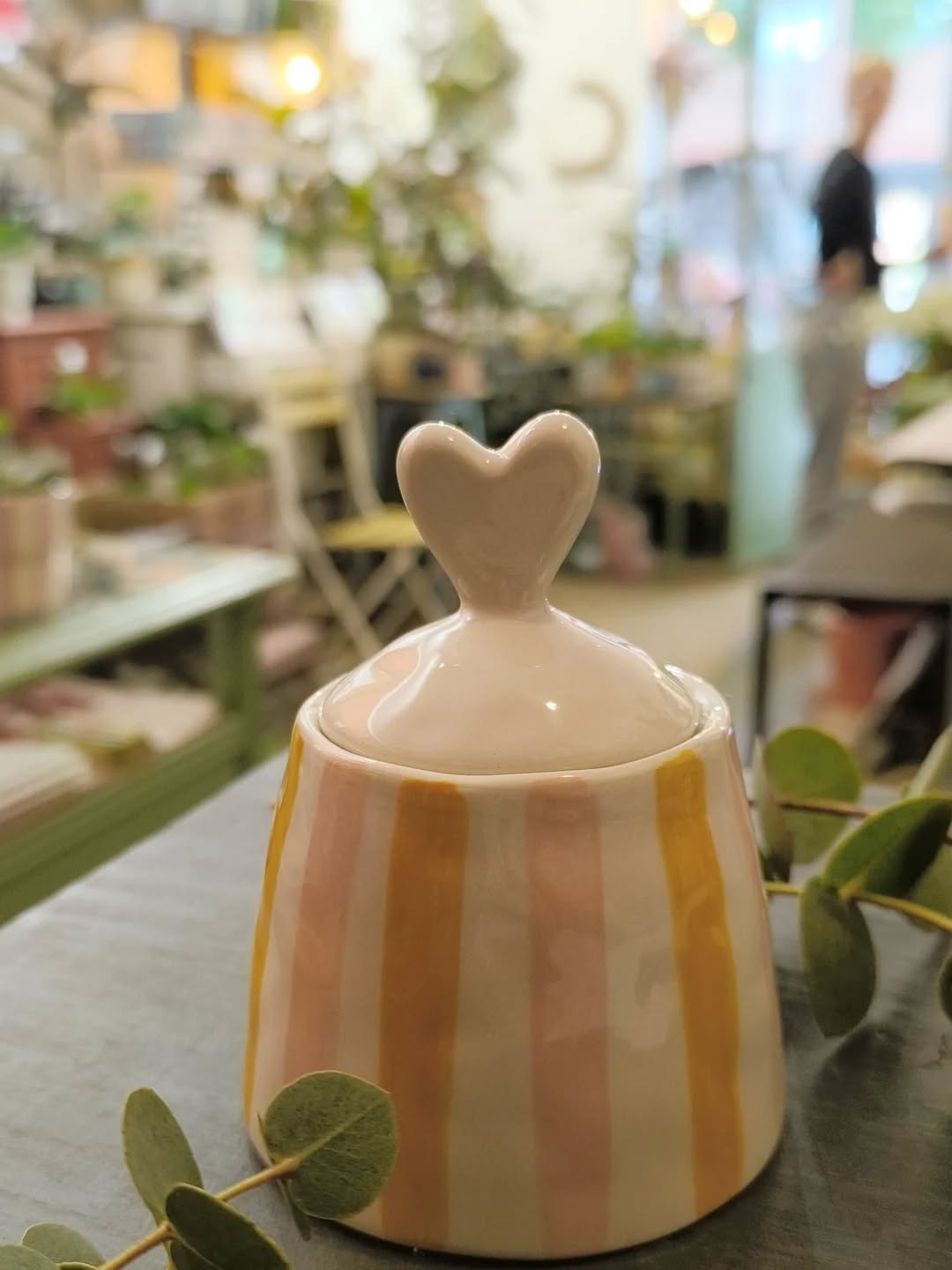 Dans une semaine, c'est la fête de toutes les mamans, nous vous invitons à nous passer commande pour vos bouquets sur mesure, vos plantes... Nous avons également reçu une très belle sélection de petits objets à (s') offrir : pins, papeterie, tasses...
》Le Jardin de Lucette, 34 rue de la Concorde, 31000 Toulouse, du mardi au dimanche.