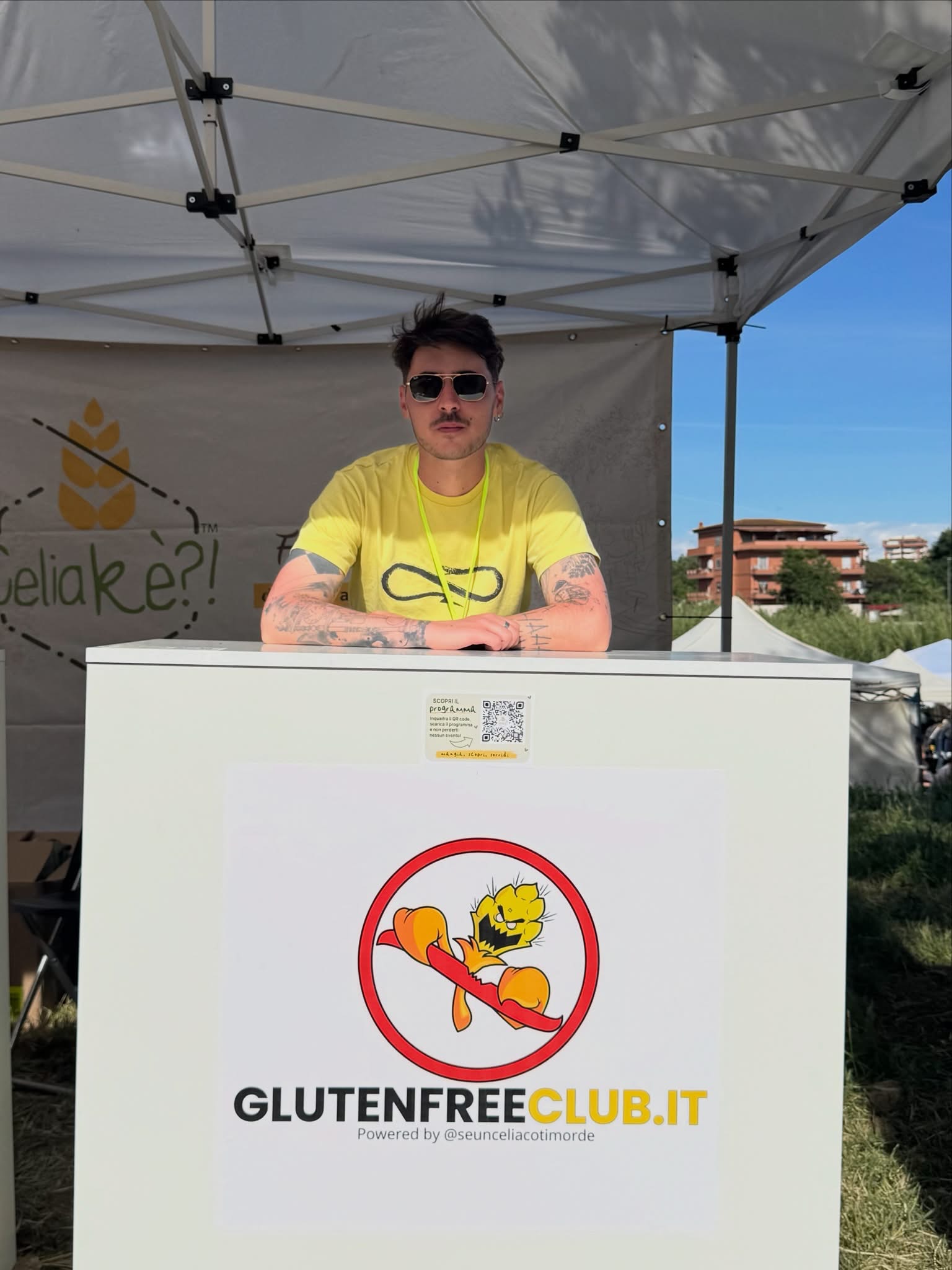 Un ringraziamento speciale va a l’unico e inimitabile @seunceliacotimorde
Senza di te, e senza il tuo supporto anche nei mesi precedenti al Festival, Celiakè non sarebbe stato lo stesso.
Hai creduto in questo progetto fin dall’inizio e lo hai seguito passo dopo passo, partecipando in prima persona e rendendolo parte del tuo percorso.
Grazie perchè nel villaggio sei stato presente in tanti momenti diversi con una partecipazione costante e attiva che ha fatto davvero la differenza.
Grazie perchè più che un brand ambassador, sei stato un punto di riferimento e un supporto concreto lungo tutto il percorso, prima e durante l’evento.
E per chi ancora non lo avesse fatto, andate subito a compare il suo “Manuale di sopravvivenza del celiaco”. Una lettura davvero utile, pratica, diretta e pensata per accompagnare la quotidianità di chi vive senza glutine. Un piccolo strumento che unisce esperienza e ironia, e che vale assolutamente la pena avere sempre con sé!
#celiake #glutenfree #senzaglutine #seunceliacotimorde