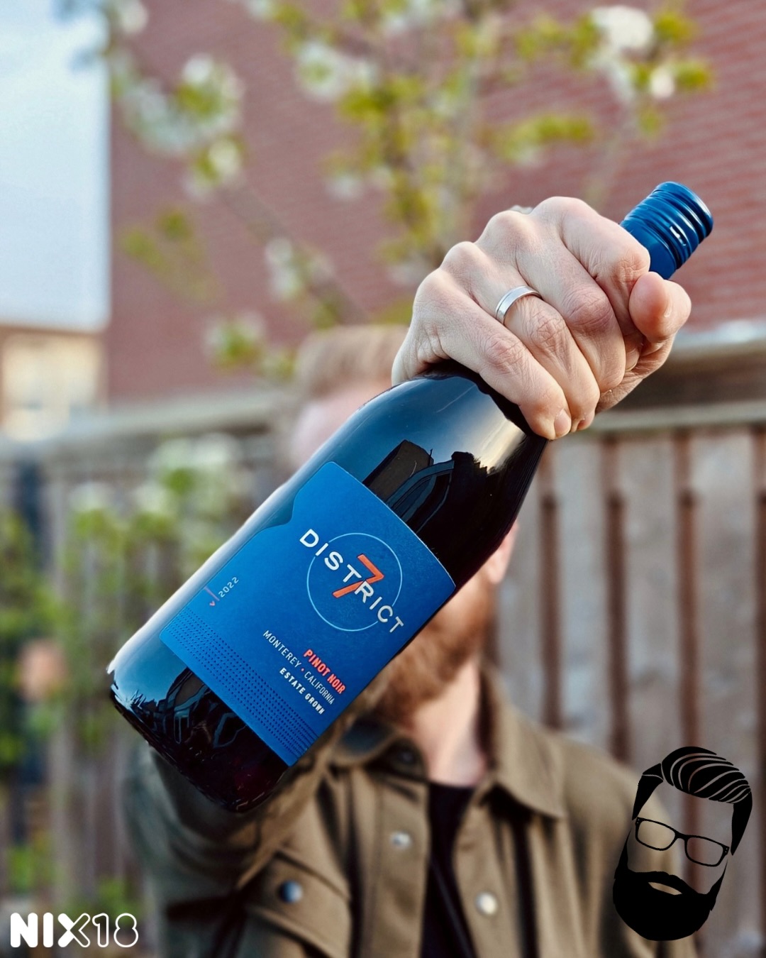 Van stalgeur naar sappige kersen 🍒
District 7 Estate Grown Pinot Noir, Californië, Verenigde Staten
Vandaag maken we voor onze Californië-weken even een zijstapje! Niet alleen qua wijngaard, maar we zijn ook een beetje vreemdgegaan bij @vinodimarco die ons deze wijn sponsorde. 🤝
Van dikke Chardonnay naar soepel rood, en ook nog een heel ander klimaat. Monterey staat bekend om zijn mist en koude wind vanaf de oceaan, en dat is dé perfecte spot voor de eigenwijze Pinot Noir. 🌬️🍇
Zodra je de fles opent, denk je heel even: ho, wat gebeurt hier? Er komt ons toch een partij stallucht en heel rokerige tabak tegemoet! 🪵💨 Maar laat je daardoor absoluut niet afschrikken, want zodra je een slok neemt, is hij ineens mooi elegant. Hij smaakt veel subtieler dan de geur doet vermoeden. Denk aan sappig rood fruit, rijpe kersen en een heel fijn, licht aards toontje. 🍒✨
Eerlijk is eerlijk: dit is gewoon echt een heel prima glas wijn. Geen overgeproduceerde Amerikaanse krachtpatser, maar juist een verfijnde, soepele doordrinkwijn met karakter. Top bij een gebraden kippetje uit de oven of een charcuterieplank met wat zachtere kazen. 🍗🧀
Onze beoordeling: 🍼🍼🍼🍼
Wij kregen ‘m van @vinodimarco. Richtprijs is €15,90
Monterey is de natuurlijke koelkast van Californië. Dat komt door de ijskoude wind en mist vanaf de Stille Oceaan. Door deze kou rijpen de druiven superlangzaam, waardoor ze hun frisse zuren perfect behouden. Juist de eigenwijze Pinot Noir is dol op dit klimaat, met als resultaat een heerlijk frisse doordrinkwijn in plaats van een zware, logge jampot! 💨🇺🇸
Achter deze wijn zit het familiebedrijf Scheid Family Wines. ‘District 7’ verwijst naar de officiële wijnregio in Californië waar zij duurzaam telen. Door het extreem lange en koele groeiseizoen krijgen de druiven hier alle tijd om hun zuren te behouden, en dat proef je terug in die frisse, sappige structuur. Een absolute aanrader voor wie eens een andere kant van Californië wil ontdekken! 🇺🇸👌