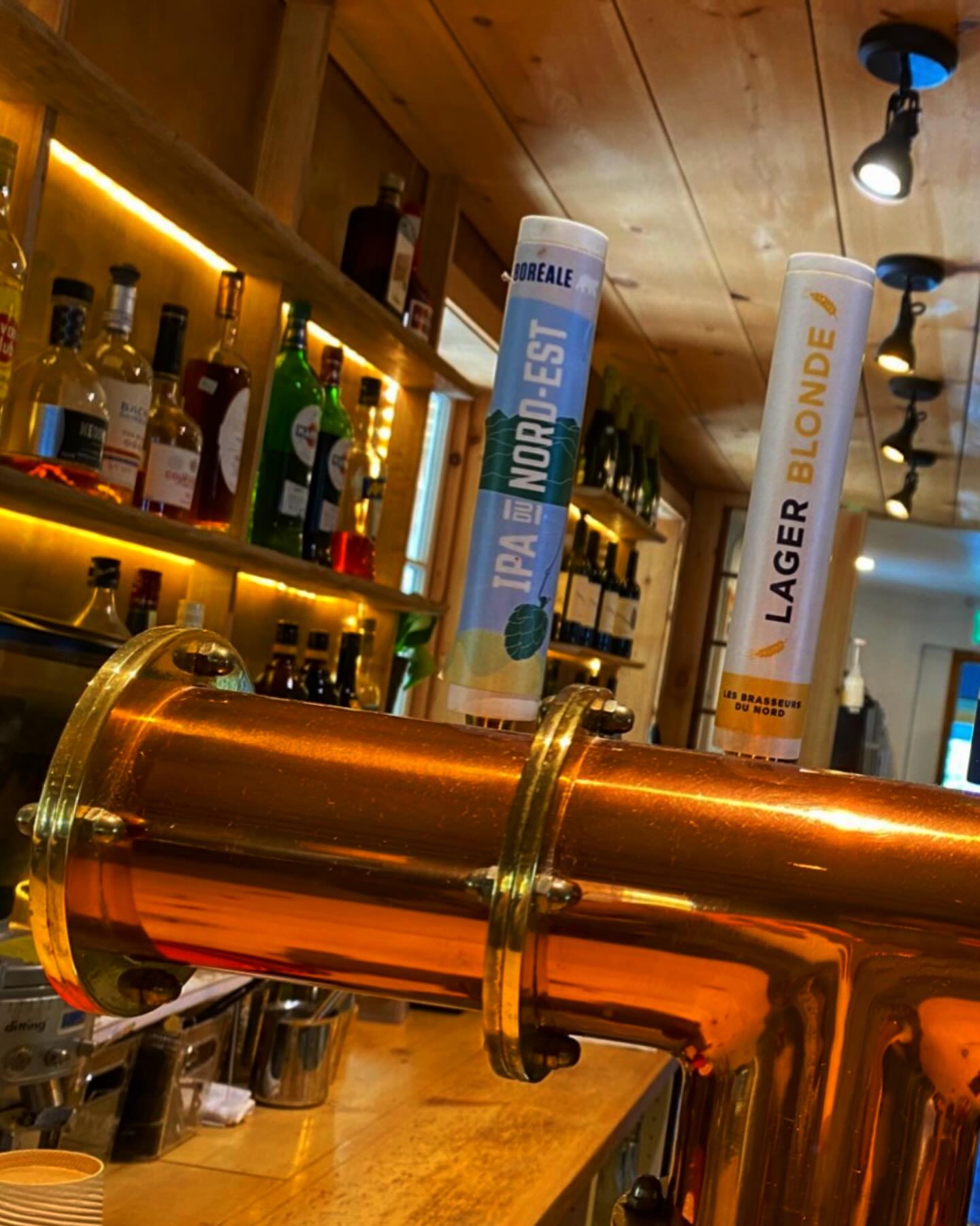 Venez profiter d’un cocktail, d’une bière fraîche ou d’un bon verre de vin dans l’ambiance chaleureuse de Café Earle | Maison Earle 🍷🍸✨
L’endroit parfait pour relaxer, partager un moment entre amis et savourer la soirée.
Come enjoy cocktails, beer, spirits, or a glass of wine in the beautiful atmosphere of Café Earle | Maison Earle 💫✨
A perfect place to relax, gather with friends, and enjoy the evening.
#OttawaDining #CocktailHour #WineTime #OttawaRestaurants #CafeEarle