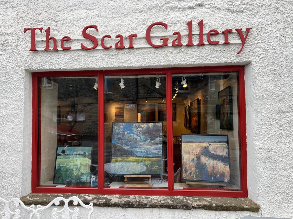 With the bank holiday in full swing, popping into the @scargallery23 in Ravenstonedale and seeing @davidcemmick beautiful sculptures and my paintings in the tranquil setting of Ravenstonedale on the edge of the Howgill Fells may be just the ticket. You could sit and enjoy a coffee and chocolate brownie while looking at the work. Or for lunch walk across to the @blackswanhotel for some delicious food and maybe spot a red squirrel while you linger in the gardens opposite the black swan.
The scar gallery is open 10 - 4pm Thursday till Sunday