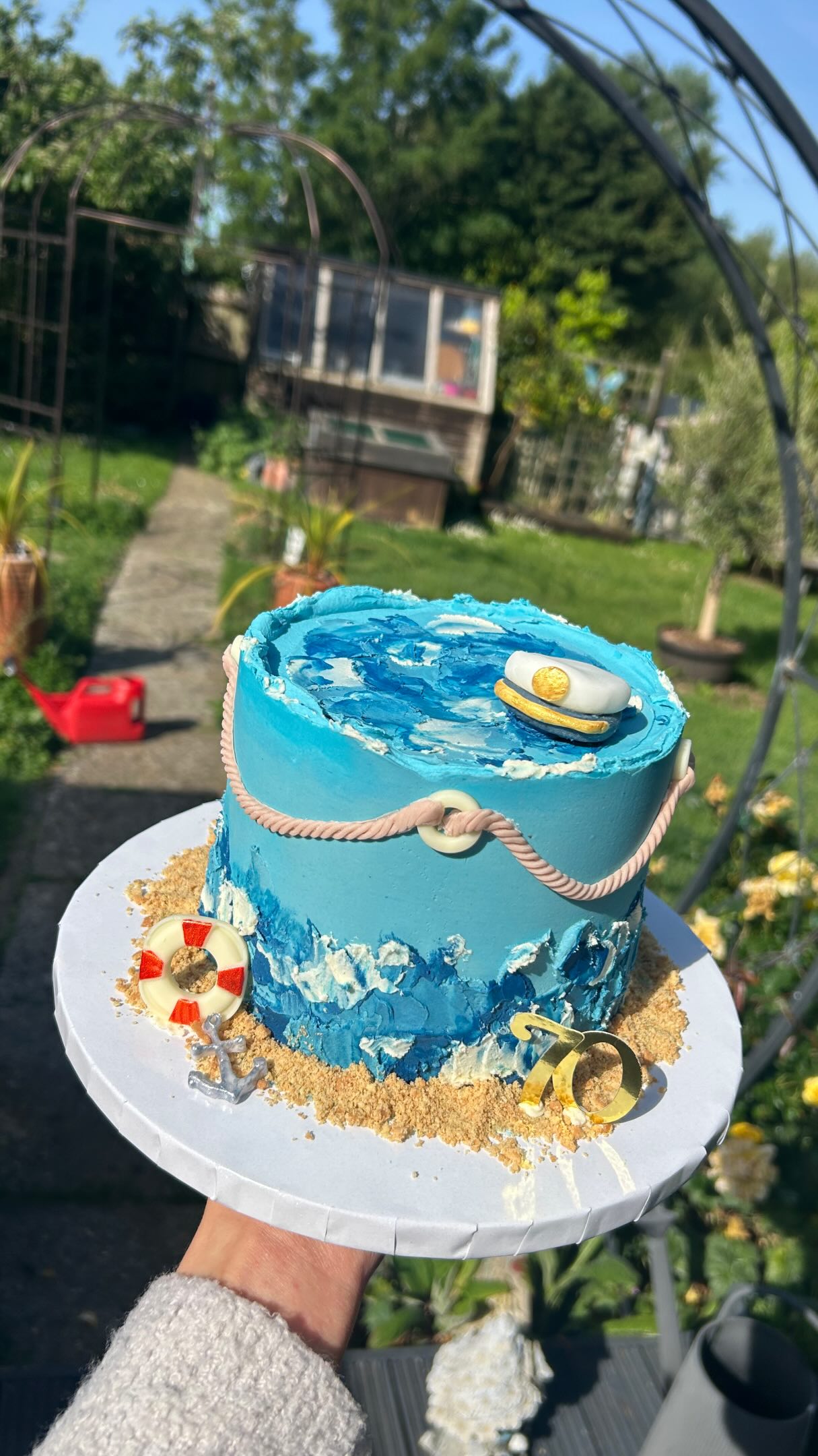 Not one but two cakes for a customer this weekend 🫶🏼
Recreating a nautical cake from @cakesbyemi_lou with a more boat theme than sailing. All extras made by me using fondant or chocolate.
Cake flavour was chocolate sponge, vanilla buttercream & strawberry filling.
Surfer cake flavour was half vanilla, half chocolate hazelnut 😋 surfboard made by me using fondant.
#surfercake #sailingcake #summercakes #birthdaycakes #aylesburycakes