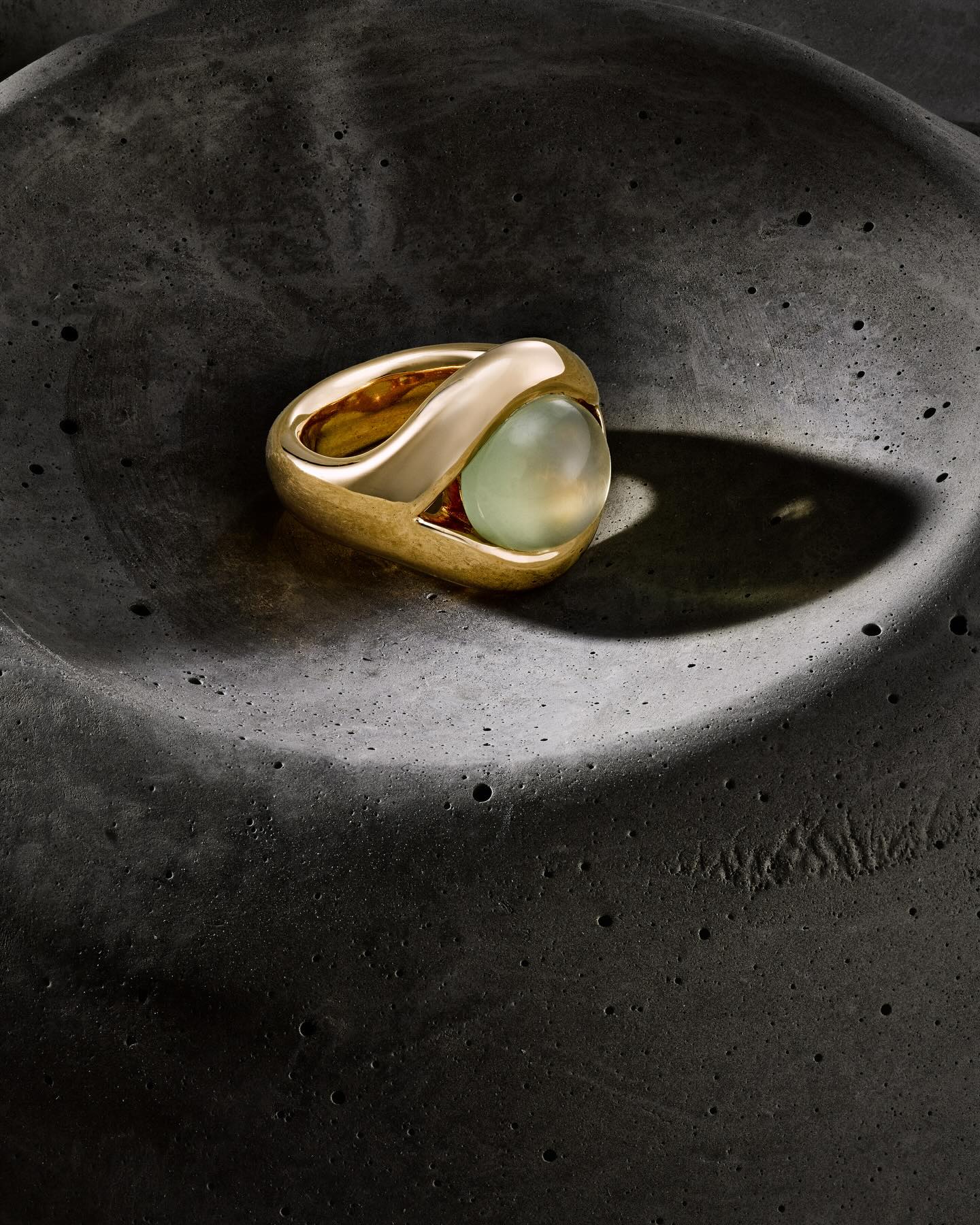 Ein Ring für alle, die sich gerne verzaubern lassen: Das Mondstein-Katzenauge spielt unaufhörlich mit dem Licht.
PS: Der wandernde Lichtstreifen des Katzenauges entsteht durch feine nadelförmige Einschlüsse im Edelstein.
Ring // Mondstein-Katzenauge // Roségold RSG 750, 27 Gramm
www.uhl.ch #rosegold #moonstone #ring #uhldesign