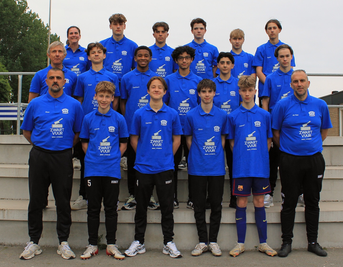 Het aftellen is begonnen, nog even en de JO15-1 vertrekt naar het internationale toernooi in Parijs, mede dankzij de sponsoring van @zwartvuur.
Iedereen heeft er heel veel zin in! De shirts zijn inmiddels binnen en hierbij de trotse foto van het team. ๐ช๐ช
#pijnacker #pijnackernootdorp #oliveo #sponsoring #zwartvuur