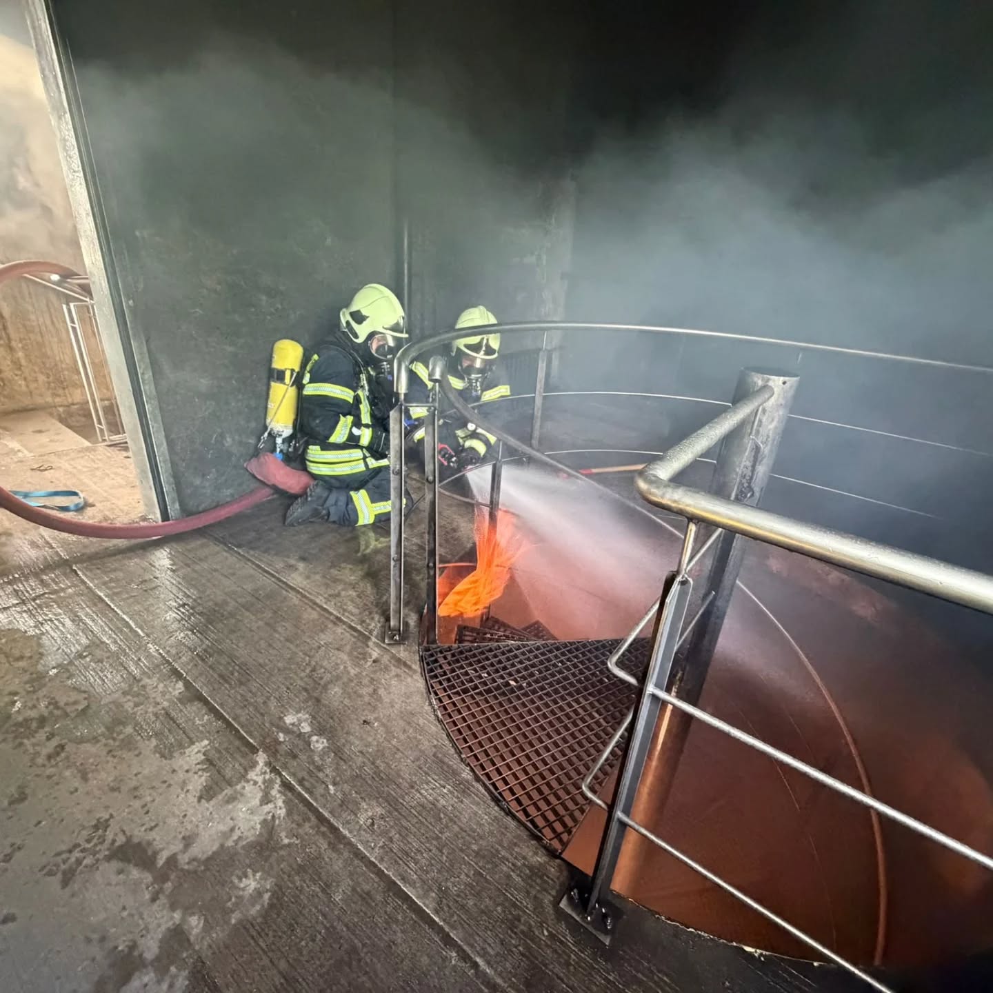 🔥🚒 Hitzetest für Atemschutzgeräteträger 🚒🔥
Neun Kameraden der Freiwilligen Feuerwehr Lehnin hatten die Möglichkeit, im Brandhaus des Feuerwehrtechnischen Zentrums Beelitz unter realistischen Bedingungen zu trainieren. 💨🔥
Geübt wurden unter extrem heißen Bedingungen unter anderem:
👨🚒 Personensuche
🔥 Brandbekämpfung im Innenangriff
🌫️ Rauch- und Taktikmanagement
📻 Kommunikation im Einsatz
🆘 Atemschutznotfälle
Als Einsatzleiter, Maschinist, Angriffstrupp, Wassertrupp sowie Schlauchtrupp konnten unsere Kameraden den Innenangriff praxisnah trainieren. 🚒💪
Vorgegeben wurden verschiedene Szenarien eines Gebäudebrandes mit und ohne Menschenrettung. 🏠🔥👥
Von Durchgang zu Durchgang wurden die Einsätze besser. 📈
Jeder Einsatz wurde direkt vor Ort von den beiden erfahrenen Ausbildern akribisch ausgewertet, sodass Abläufe und Taktiken sofort im nächsten Szenario optimiert werden konnten – hoher Lerneffekt inklusive! 👏🧯“
Ein großes Dankeschön 🙏 an die Ausbilder Philipp Ehrenberg von unserer Feuerwehr sowie Marcel Grunwald vom FTZ Beelitz und alle Beteiligten für die überaus gelungene Ausbildung! 🚒🔥
#Feuerwehr #FreiwilligeFeuerwehr #FFWLehnin #Atemschutz #Innenangriff
