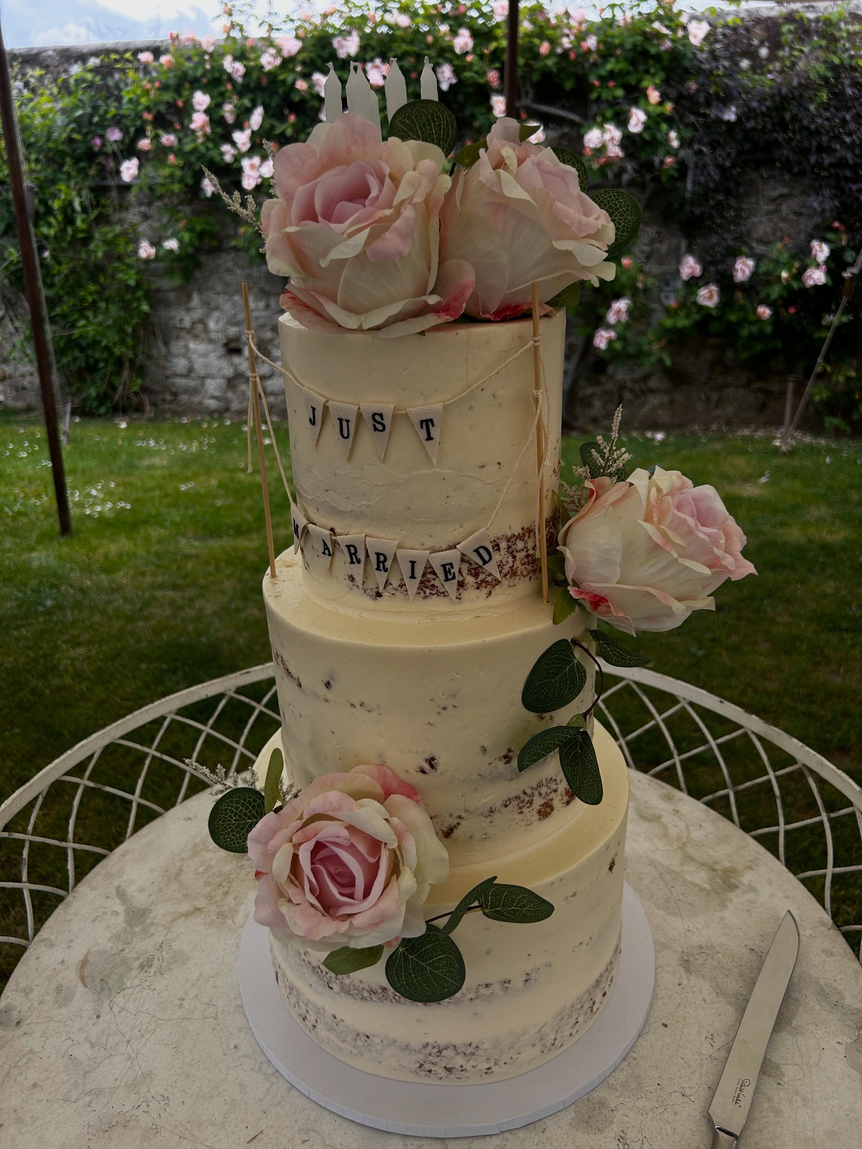 The finishing touches makes the biggest difference #wedding #surreywedding #weddingcakes