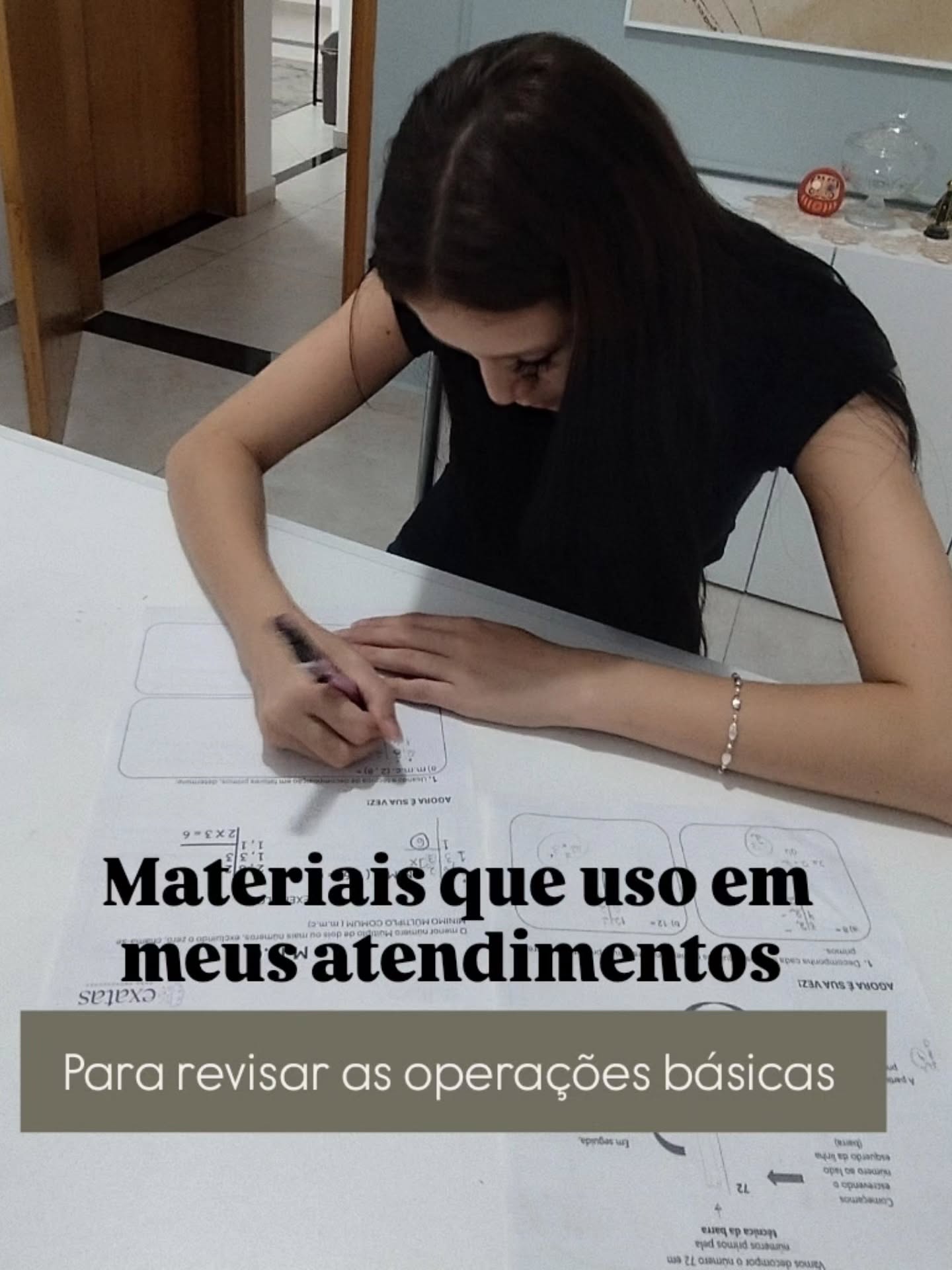 Sabe o que realmente faz diferença na aula de matemática? 👇
Não é só passar exercício atrás de exercício.
É entender a turma — o nível deles, a confiança que têm, o que carregam de medo e trauma antes mesmo de abrir o caderno.
Por isso tudo começa com uma triagem. A partir dela, identifico quais conteúdos precisam ser retomados e já observo a autoestima da turma.
Porque em sala de aula a gente trabalha conteúdo + confiança — sempre juntos. 💛
Com atividades lúdicas como álbum de figurinha e quebra-cabeça, o aluno quebra o padrão de que não é capaz. E quando isso acontece… a sala inteira muda!
Aí entram as listas de exercícios progressivas para fixar as operações básicas no ritmo certo de cada aluno — sem exposição, sem constrangimento.
Arrasta para ver como funciona na prática! 👉