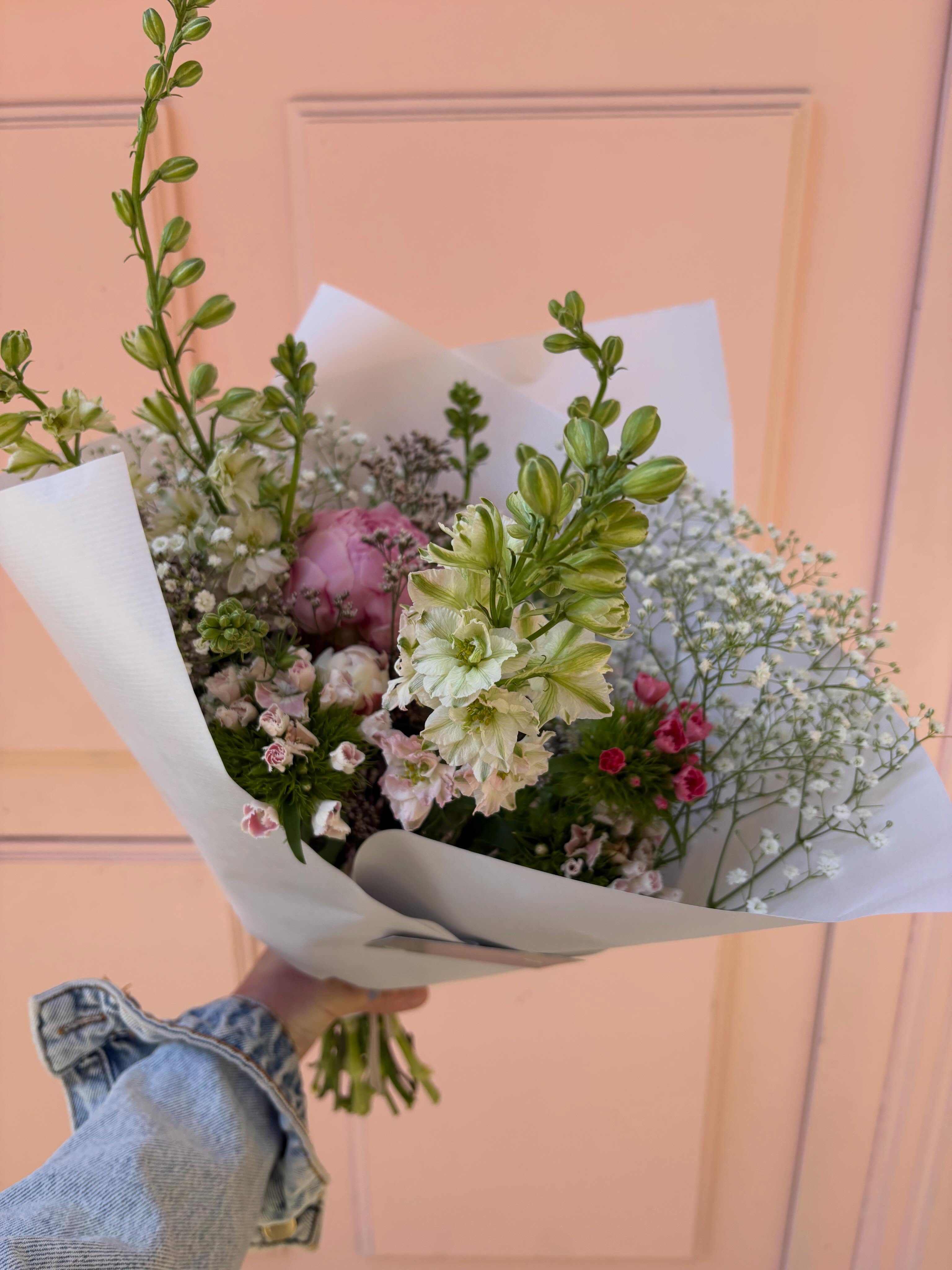 En ce moment, les teintes douces et claires sont à l’honneur dans vos bouquets de fleurs de saison.
Dernier rappel : la fête des mères c’est ce dimanche ! 💕
#bouquet #fleursdesaison #fleuristelyon #fetedesmères