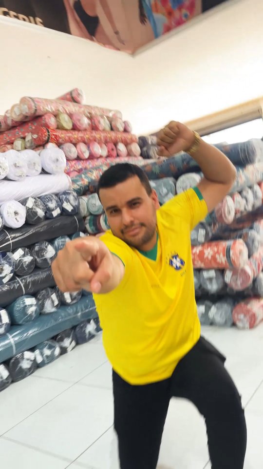 Se o canarinho chamasse, a nossa firma esvaziava! Fomos testar o Manto da Soul e acabamos incorporando os craques da Seleção. Da produção ao comercial, o entrosamento aqui é nível Copa do Mundo!
Diz aí nos comentários: quem imitou melhor o seu jogador favorito?
#Resenha #FutebolBrasileiro #Trend #Neymar #ViniJr Bastidores