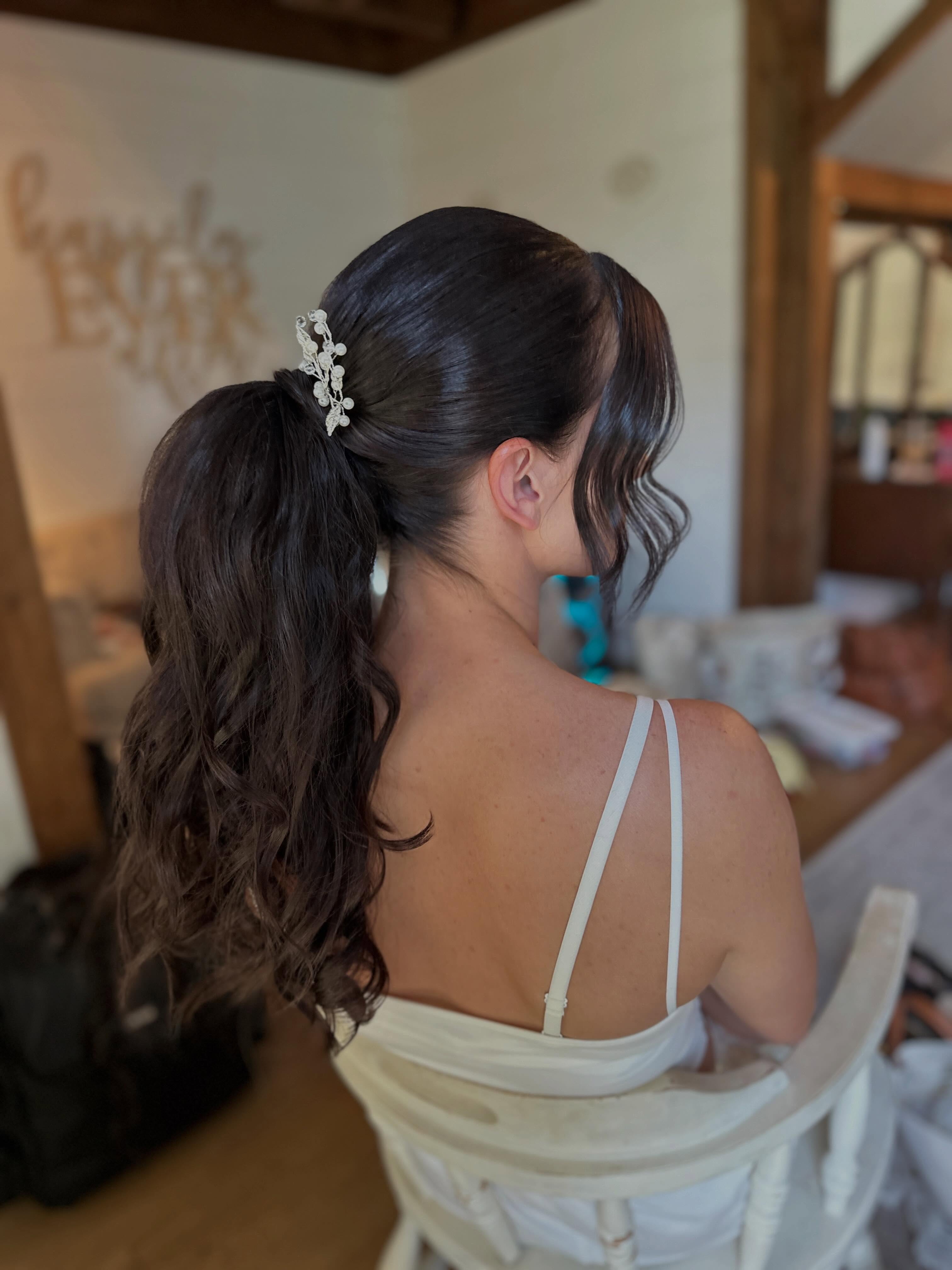 What a lovely group this morning with @haleygibsonhairstylist Congratulations Megan! Such a beauty inside and out 🤍🤍
Venue: @irishmanacres
Photo: @sentimentalsoulphotography
Makeup: @idoprettyinc
West Des Moines Hairstylist | Wedding Hair | Wedding hair Inspo | West Des Moines Wedding Hairstylist