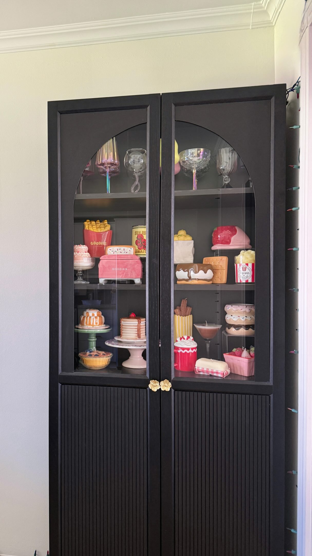 & the food candle obsession continues 🍓
#candles #candlelovers #uniquecandles #dessertcandles #cutehomefinds
food candles, candle collection, dining room, display cabinet, dopamine decor