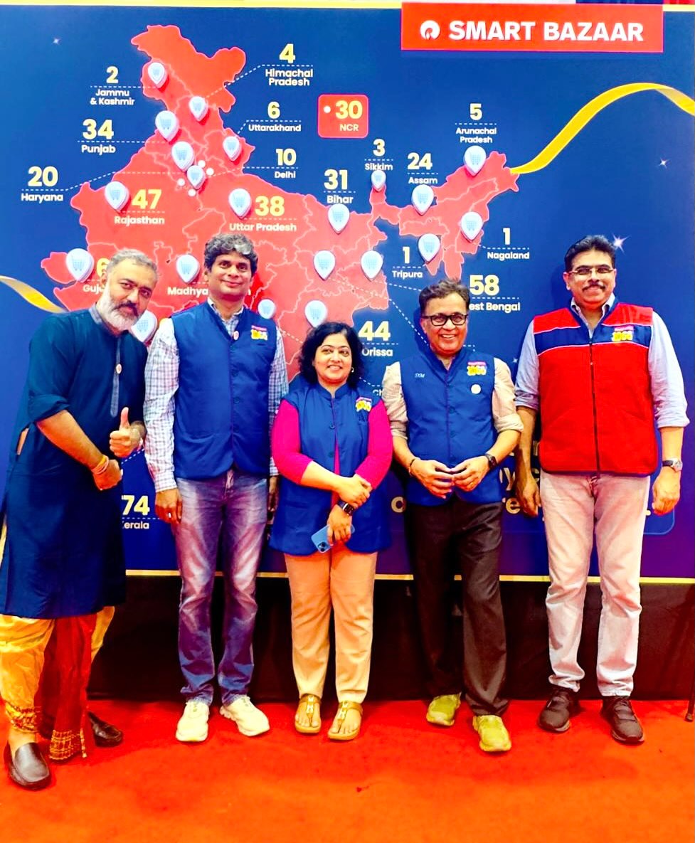 All in a day’s work at Madhyamgram, Kolkata.
1. #smartbazaar Ab Hazaar vendor meet.
2. Kantha stitch ethnic look..
3. Jhargram Jhalmuri in-store fun.