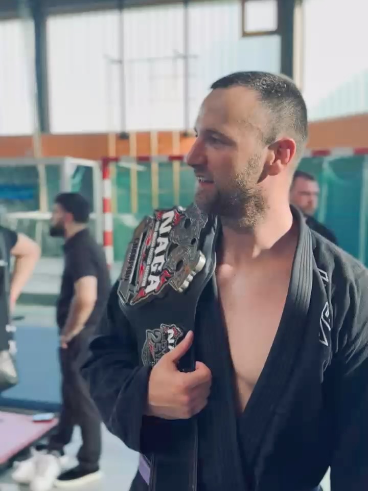 Erfolg für unsere Grappler bei der Naga in Limburg! 🏆
Coach @kru.chris gewann souverän seine Klasse und holte sich den 1. Platz. 🥇
@daavid._k kämpfte sich ebenfalls stark durch und sicherte sich einen verdienten 2. Platz. 🥈
Wir sind stolz auf eure Leistung – weiter so 💯