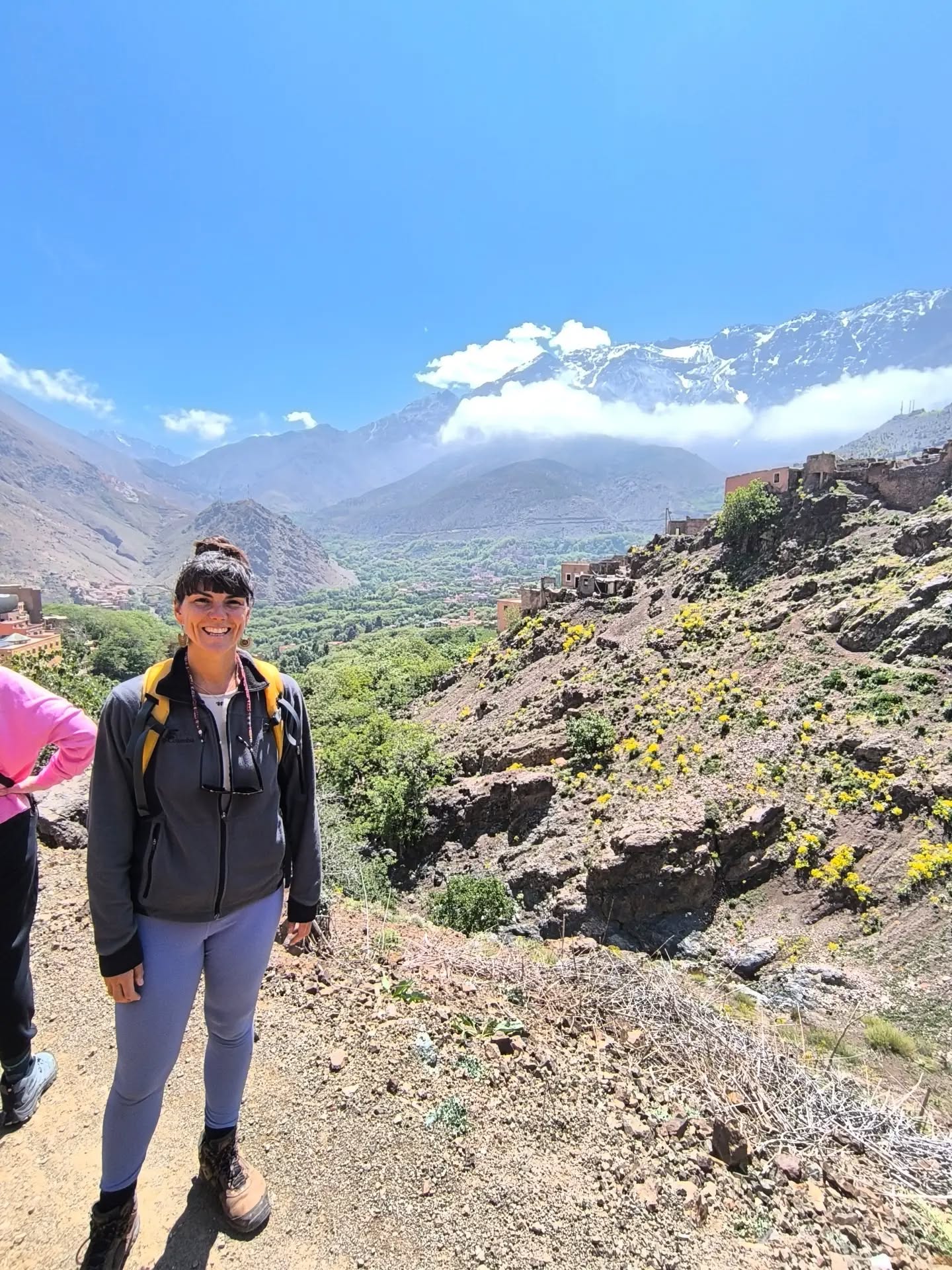 É PRECISO PARAR
Estive uns dias em Marrocos, mais precisamente nas montanhas Atlas, a trabalhar para um retiro de yoga e em Marraquexe.
Apesar de estar a trabalhar - dava duas aulas por dia, ainda dei algumas massagens, para além de ser a anfitriã -, houve momentos em que parecia ser também uma cliente, a usufruir dos passeios, das excelentes conversas com os participantes do retiro, deliciar a comida vegetariana que nos serviram e desfrutar também dos momentos a sós, não só nas montanhas, mas também em Marraquexe.
Foi uma lufada de ar fresco.
Apesar de ter ido com um peso maternal e de ter sentido muitas saudades do meu filho, a verdade é que me senti muito bem ao ter este tempo para mim, quase sentir que estava de férias, sem preocupações, só desfrutar.
Sei que nem todas têm esta oportunidade de ir para outro país, nem por tanto tempo, por isso ofereço o meu One Day Retreat e também o Retiro no Porto Santo, para além das minhas massagens e aulas de yoga.
São oportunidades para teres um tempo para ti, ao mesmo tempo que conheces e partilhas vivências com outras mulheres como tu.
Acredita em mim, vais sentir uma lufada de ar fresco.
Então envia-me uma mensagem para reservar o teu lugar:
- One Day Retreat, dia 30 de Maio, no Hotel Porto Mare, Funchal;
- Retiro de Yoga Silence&Detox para Mulheres, 3 a 5 de Outubro, Porto Santo;
- Aulas de Yoga no Funchal;
- Massagens holísticas (Thai Yoga e Ayurveda).
Até já 🌷
----
English in the comments