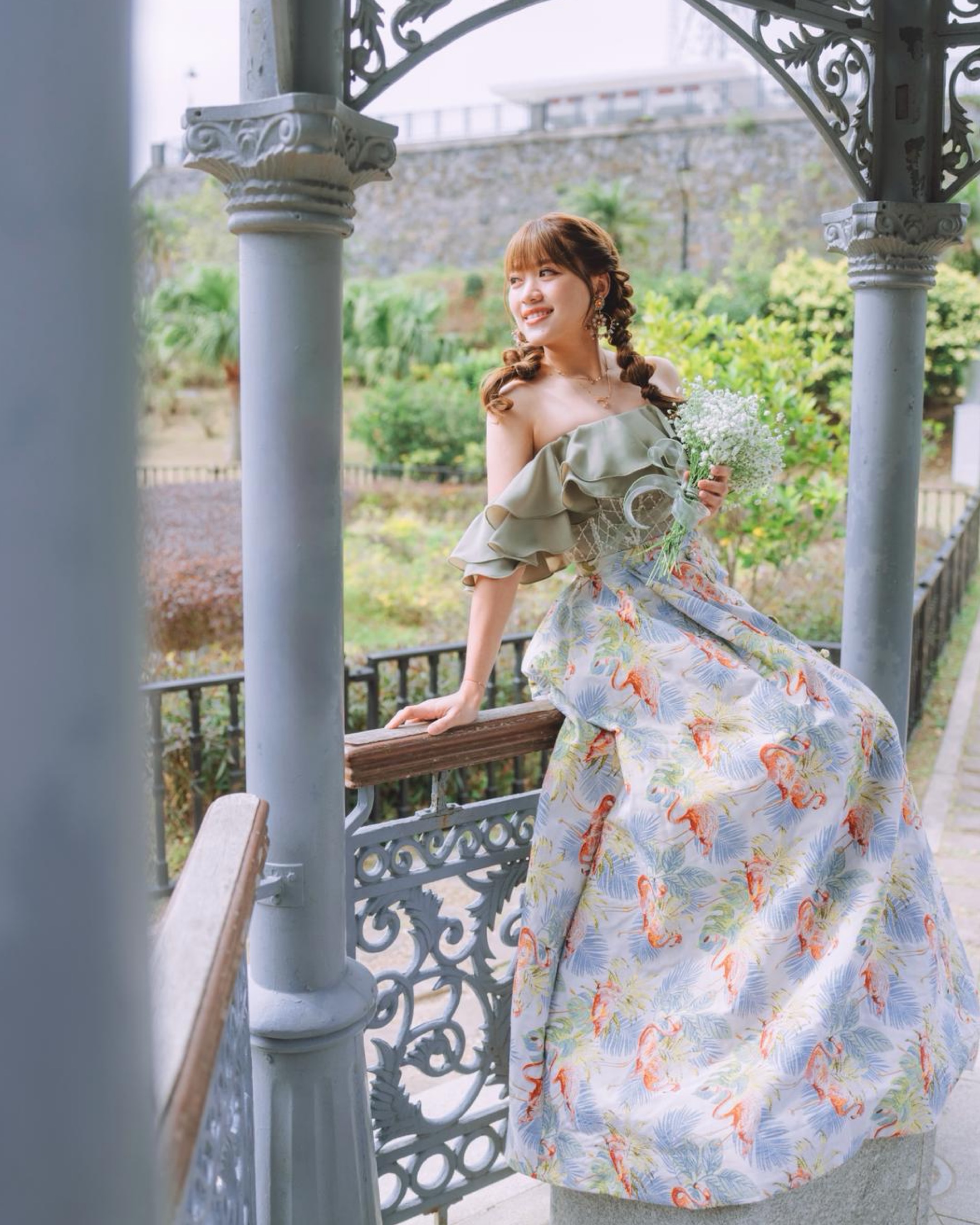 // The Siren’s Script //
能夠喜歡上自己的感覺真好。
幾年前婚禮穿上了
SILENTSIREN.的禮服
是因為很喜歡
幾年後再次穿上
還是因為很喜歡
念念不忘的
會想再次穿上的
是TIMELESS的
是喜歡自己的證明
感覺真好💛
What a wonderful feeling to fall in love with yourself.
Years ago, she wore a SILENTSIREN. gown at her wedding. Because she loved it.
Years later, she wore it again.
Still because she loved it.
The pieces you can’t forget.
The ones you want to wear again and again.
That’s what TIMELESS means.
Proof that she loves who she is.
Such a beautiful feeling 💛
GOWN & ACC | @bysilentsiren
—
HONG KONG LOCAL FASHION WEDDING DRESSS DESIGNER | HANDMADE GOWN & ACCESSORIES |MADE IN HONG KONG
www.bysilentsiren.com
.
.
.
#madeinhongkong #hkbridalshop #indiebride #fashionbride #hkweddinng