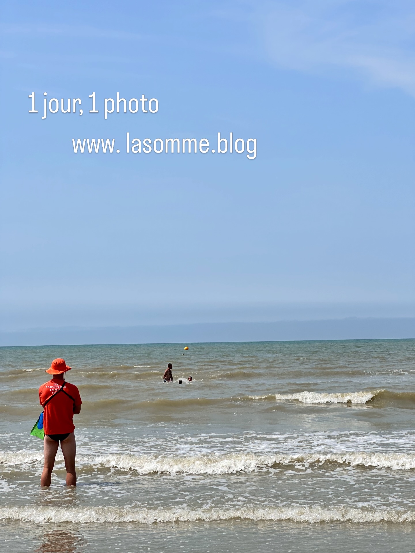 www.lasomme.blog - Merci aux sauveteurs de veiller sur les baigneurs. Fort-Mahon- Plage