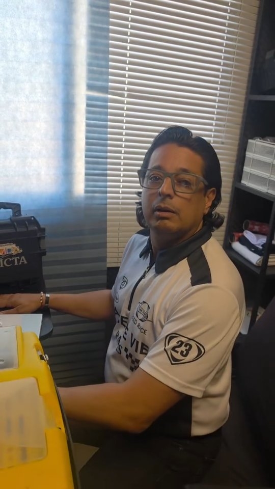 Evaluando el T-Rex de Ottiko (1 al 10) 🦖🔥
Pasión y actitud: 10/10. ¡Se metió en el papel!
Garras de T-Rex: 9/10. Posición perfecta.
Mandíbula: 10/10. Apertura total.
Rugido: 8/10. Le puso ganas, pero el de la película le metió efectos. 😂
Calificación final: 9.2/10 🏆 ¡Tiembla Spielberg!
#JurassicPark #Humor #Dinosaurios #TRex