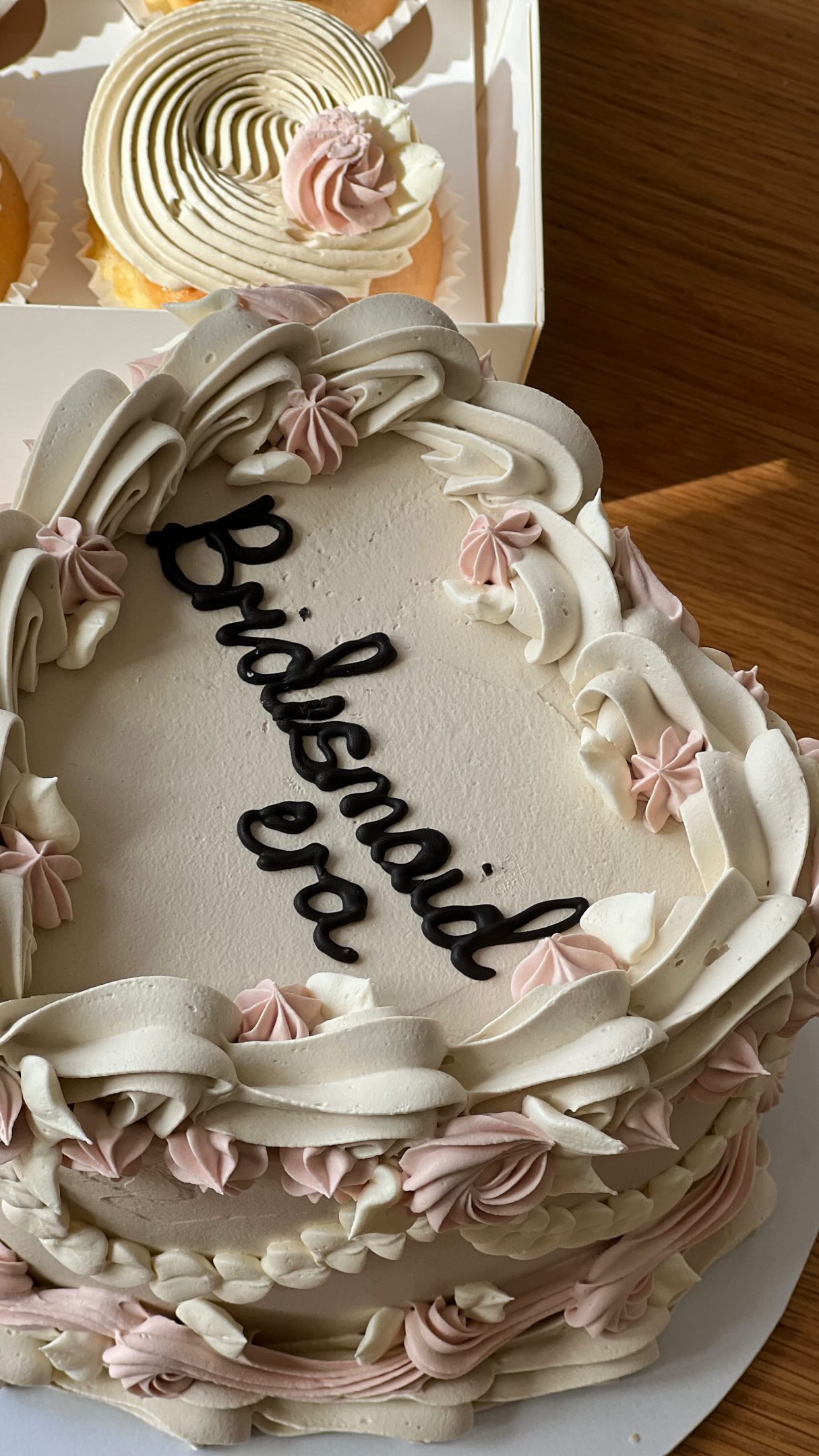 Imagine opening a cake box and realising you’ve just been asked to be a bridesmaid 😭
Such a lovely feeling being trusted to make cakes for moments this special and personal.
The start of the bridesmaid era definitely deserves something sweet 🤍