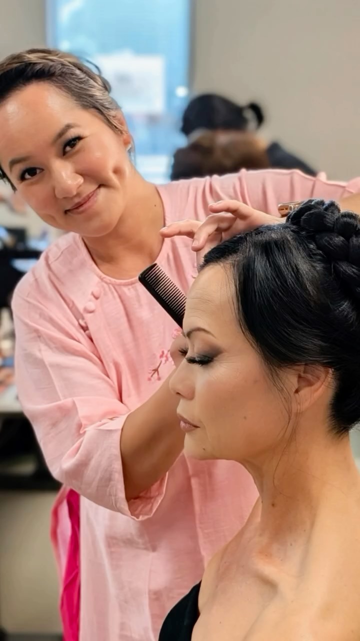Forever inspired by strong, intelligent, empowering women. Grateful to glam pageant queens, supermodels, and absolute boss babes π€
Event @aodaifestival
Beauty team @phiphiyvonne
Model @kimdelevett
Designer @jackytaifashion
Content creator @aditiloves