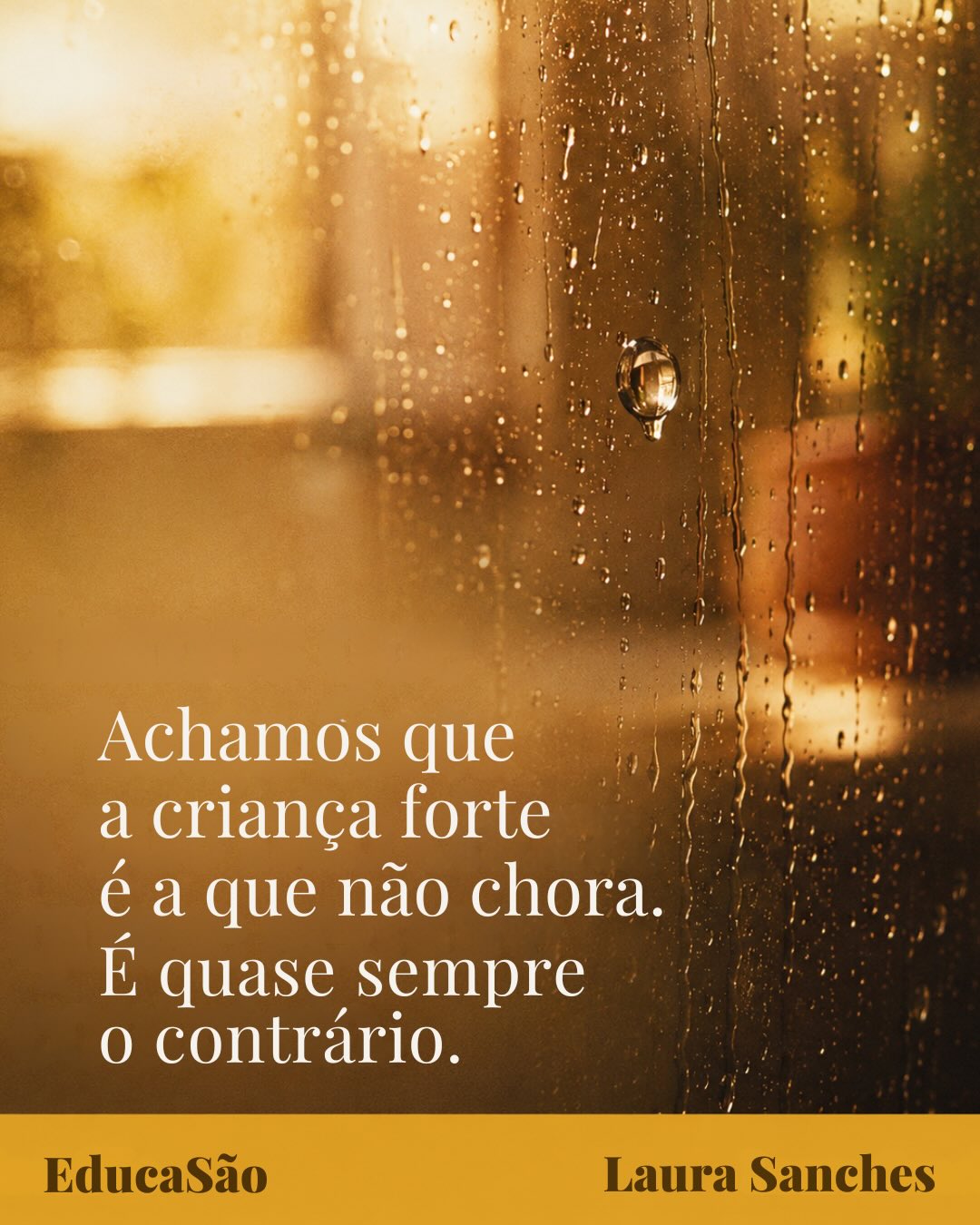 Fomos quase todos criados com a ideia de que uma criança bem educada é uma criança que pára de chorar depressa.
Que o nosso trabalho, quando ela colapsa, é fazer o choro acabar, distrair, animar, resolver. E quanto mais depressa, melhores pais e educadores parecíamos ser.
Mas há um tipo de choro que não é para ser resolvido.
Quando uma criança quer aquilo que não pode ter, e não há volta a dar, não há negociação possível, a realidade simplesmente não cede, ela tem duas saídas. Pode endurecer contra a tristeza, empurrá-la para baixo, seguir em frente como se não doesse. Ou pode senti-la até ao fim, chorar o que não muda, e do outro lado desse choro encontrar uma coisa inesperada: descanso.
É esta segunda saída que faz crescer.
Neufeld dá-lhe um nome — lágrimas de futilidade — e descreve-a como o coração da adaptação. Não nos adaptamos por conseguir o que queremos. Adaptamo-nos por conseguir sentir a tristeza daquilo que não conseguimos mudar. É contra intuitivo, mas é assim: a maturidade não nasce da satisfação. Nasce da tristeza bem acompanhada.
E quando esse choro não encontra caminho? A energia não desaparece. Sai por outro lado, em mais insistência, em agitação, naquilo a que chamamos “estar difícil”. A frustração que não suaviza em tristeza procura outra porta.
É por isto que o nosso papel é tão diferente do que pensávamos.
Não é retirar a tristeza. É ser o lugar seguro onde ela pode finalmente vir. “Não consigo mudar isto para ti. Mas fico aqui contigo enquanto estás triste.” Pode parecer pouco. É quase tudo.
E há aqui um alívio para nós, adultos: não temos de resolver o que não tem solução. Só temos de não deixar a criança sozinha com isso.
Diz-nos uma coisa: qual foi a última vez que deixaste uma criança chorar até ao fim, sem correr a resolver? O que aconteceu a seguir? 💛