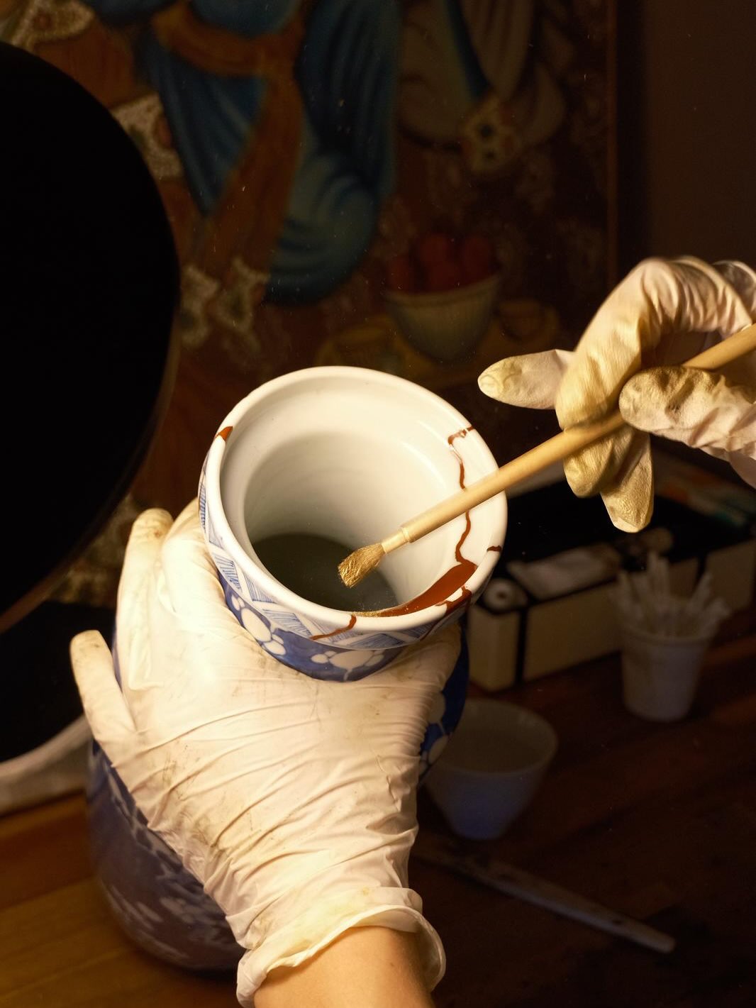 Dorage d'un grand vase en kintsugi pour un client à l'atelier - application de la poudre dorée sur la laque urushi bengara
#kintsugi #kintsugiart #kintsugiparis #makie #artisanat
Photos : @awo_fujimou merci 💗