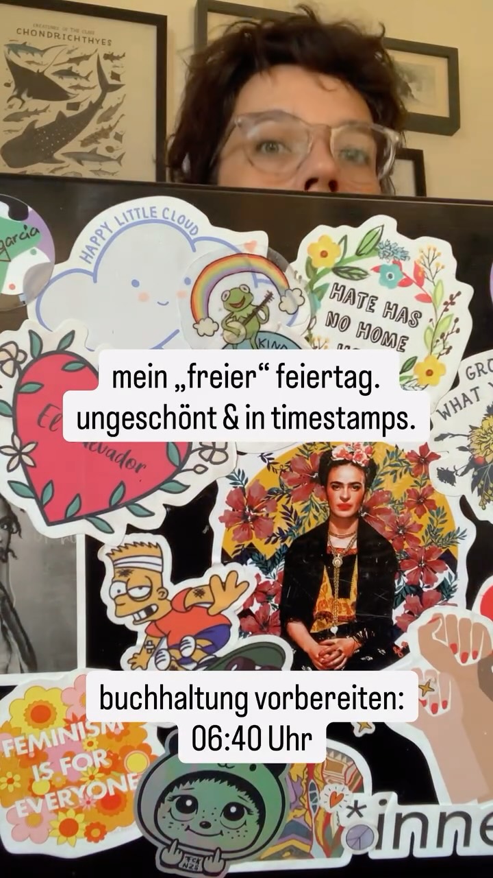 06:40 | buchhaltung
09:15 | ortswechsel
09:45 | vorlagen checken
10:07 | sieb 1 belichten
10:20 | sieb 2 belichten
10:36 | sieb 3 auswaschen
12:12 | ortswechsel 2
12:14 | outfitchoices hinterfragen
12:23 | arbeitsoutfit of the day
12:25 | testdruck sieb 1
12:38 | testdruck sieb 2
12:42 | kurz den Verstand verlieren
12:45 | testdruck sieb 3
12:55 | kleid wieder an
13:00 | druckergebnisse checken
13:30 | ortswechsel 3 mittagessen
14:00 | reel schneiden
lesen
lesen
lesen
lesen
17:30 | kleines linoprint projekt
19:00 | kleines linoprint projekt (leicht frustriert) beenden
#spendadaywithme #atelierlife #fürmehrrealitätaufinstagram #siebdruck #selbstundständig