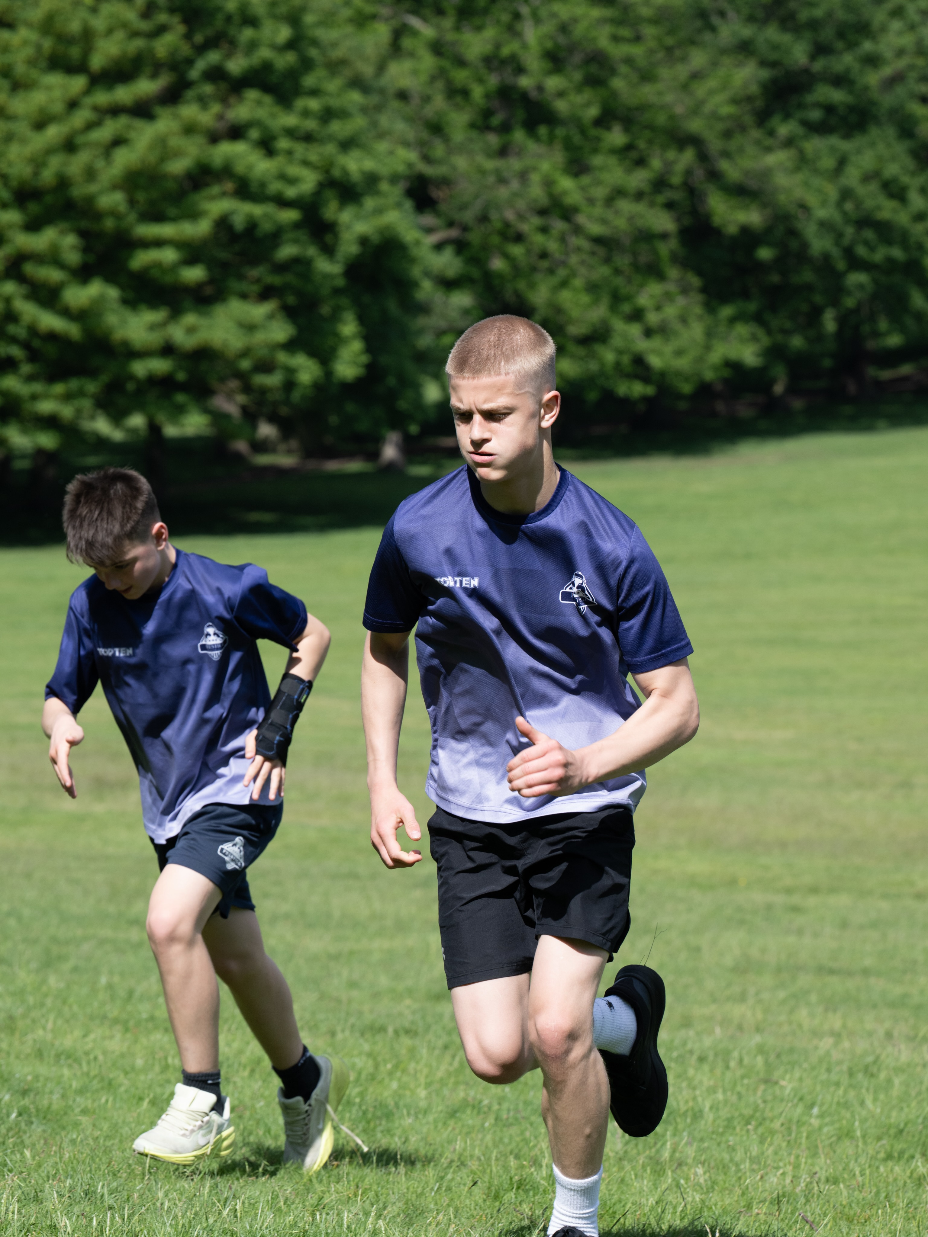 Suns out ☀️… hill sprints out 🏃♂️
Team Prestige making the most of the hot weather to work on their athletic attributes and cardiovascular endurance 😮💨
📸 @markrowephotography
#martialarts #kickboxing #fitness #Nottingham #fighters