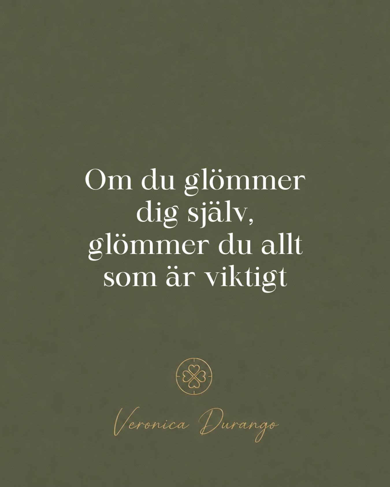 När människan glömmer sig själv börjar livet ofta kretsa kring funktion istället för närvaro.
Man minns tider, prestationer, roller och ansvar.
Men tappar kontakten med det som ger riktning, mening och livskraft.
Historiskt har detta varit synligt i varje civilisation som förlorat kontakten med sina rötter, sin själ och sin inre kompass.
När människan blir för långt separerad från sitt varande börjar kroppen tala.
Genom trötthet.
Stress.
Tomhet.
Överanpassning.
Rastlöshet.
Eller en känsla av att leva ett liv som ser rätt ut utifrån men känns främmande inuti.
Så det vackraste du kan ge dig själv och världen. Är du.💚
Sätt ett 🍀 om det resonerar och dela gärna din tanke och omfamna din tisdag.
Två öppna platser för Soul & Pathfinding finns nu för dig som vill sätta igång. In på hemsidan👌🏼
#soulandpathfinding #självledarskap #nervsystemet #generationsarv #kroppenklagarnärsjälenlider