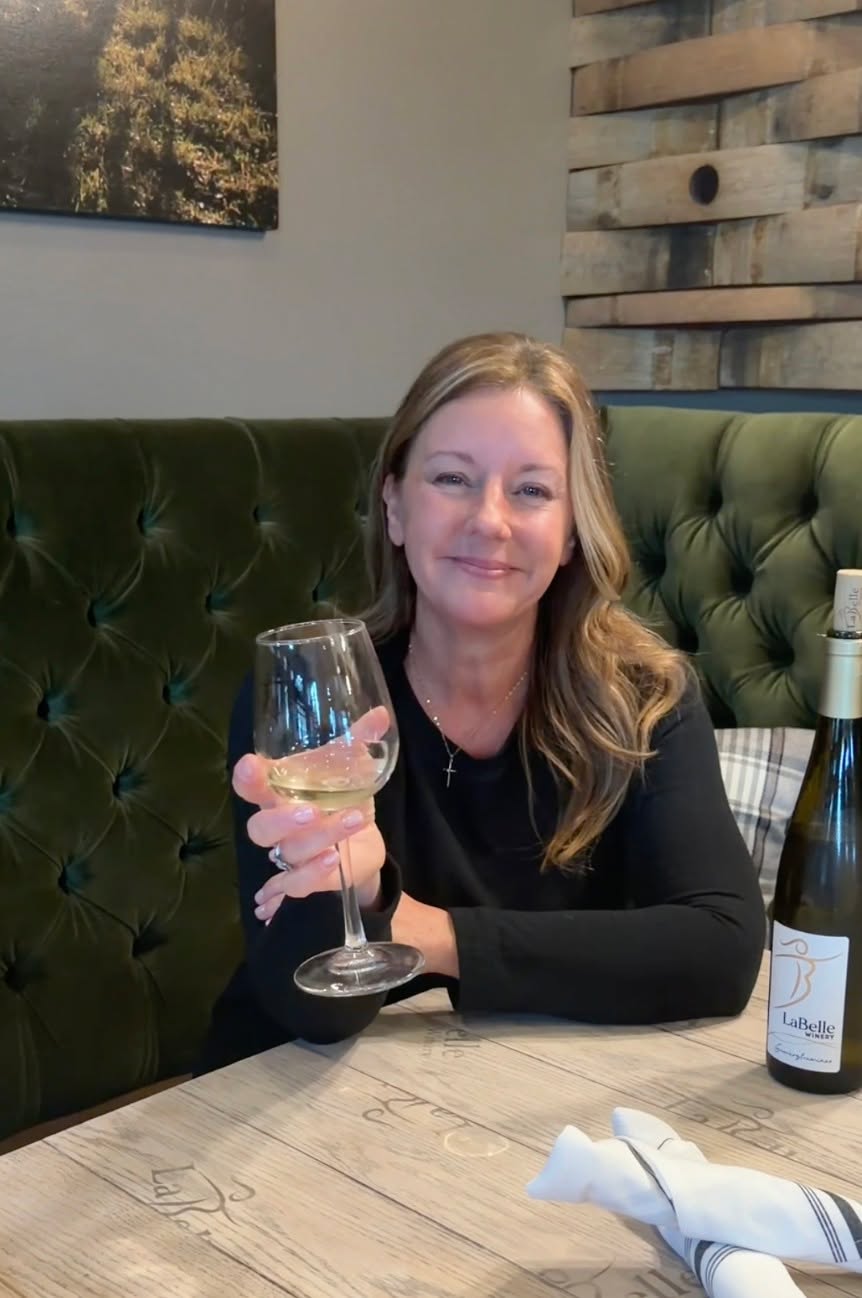 People often think wine pairing is complicated, but it can be pretty simple! 🍷
Here are 3 easy rules to follow:
✨ Acidic wines pair beautifully with rich or creamy foods
✨ Sweet wines help balance spicy dishes
✨ Bold wines work best with bold flavors like grilled steak
Hopefully this makes choosing your next bottle a little easier! Follow my page for more tips.
#winepairing #winemaker #dinner #hosting #foodie