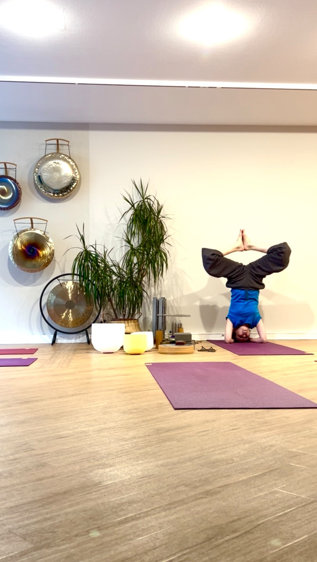 Deux approches 🧘🏻♂️ une même intention
On nous demande souvent la différence entre les cours de Yoga Intégral et le Yoga avec le Bain Sonore. La réponse est simple : ce sont deux approches, mais pour une seule et même intention. Celle de vous ramener à l’équilibre.
D’un côté, nous sculptons l’énergie. Par le mouvement, nous activons le Prana, votre force de vie et votre dynamisme.
De l’autre, nous infusons le calme. Par le son et la douceur, nous favorisons l’Apana, votre capacité à lâcher prise et à vous ancrer.
Chaque séance est une construction intelligente, pensée pour réguler votre système nerveux et harmoniser vos flux vitaux. Peu importe la porte d’entrée que vous choisissez, la destination reste la même : votre sérénité.
Deux chemins différents, mais une seule destination : votre harmonie. 🌿
Lequel de ces deux rythmes votre corps réclame-t-il aujourd’hui ?
🗓️ Planning et réservations en lien sur le site www.soundyoga.fr
@soundyoga.fr