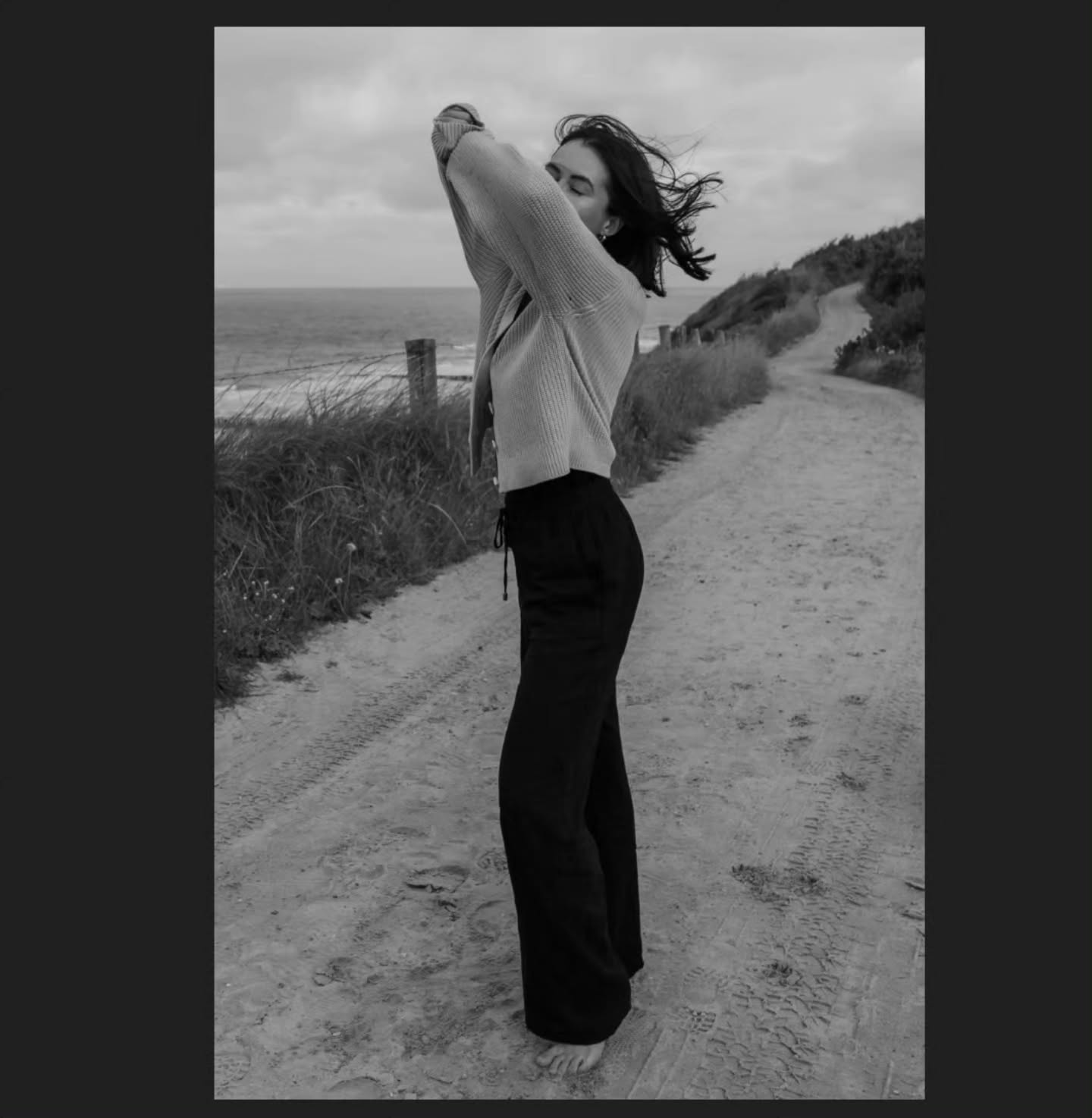 Soft wind and salty hair
#zeelandfotograaf #strandshoot #editorialportrait #Zeeland #zwartwitfotografie