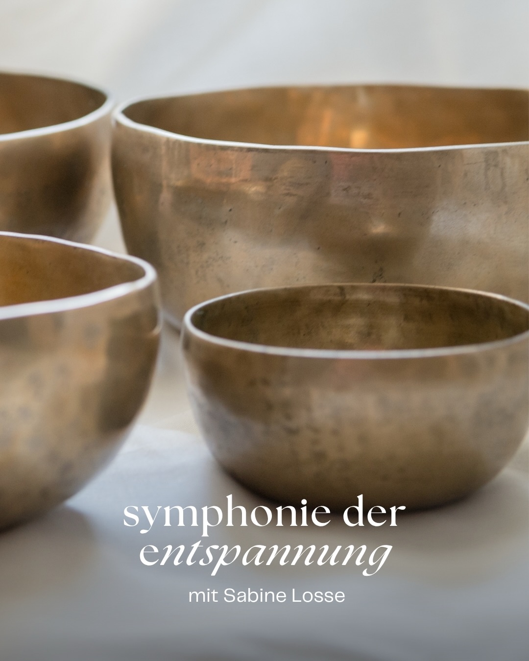 Symphonie der Entspannung – Yin Yoga & Klang ✨
Eine Auszeit zum Loslassen, Ankommen und Eintauchen, in die tiefe Stille deines Inneren.
In dieser besonderen zweistündigen Praxis verbinden sich sanfte Yin-Yoga Haltungen mit den feinen Schwingungen von Klangschalen, Sansula, Windspiel und Mantren.
Eine liebevolle Einladung, deinen Körper zu öffnen, deinen Atem zu vertiefen und dich von der Kraft der Klänge tragen zu lassen. Die Klänge begleiten dich durch die gesamte Praxis und unterstützen dich dabei, Spannungen zu lösen, zur Ruhe zu kommen und deine Lebensenergie wieder ins Fließen zu bringen.
Ein Raum voller Entspannung, Geborgenheit und Verbindung mit dir selbst. Eine Symphonie, die noch lange in Körper, Geist und Seele nachklingt.💛
Sonntag, 07. Juni 2026
12:00 – 14:00 Uhr
Studio Mosel
@samijaseelenklang
Bookings via Eversports!
#yinyogaundsound #soundbath #maniyogatrier #healingsounds