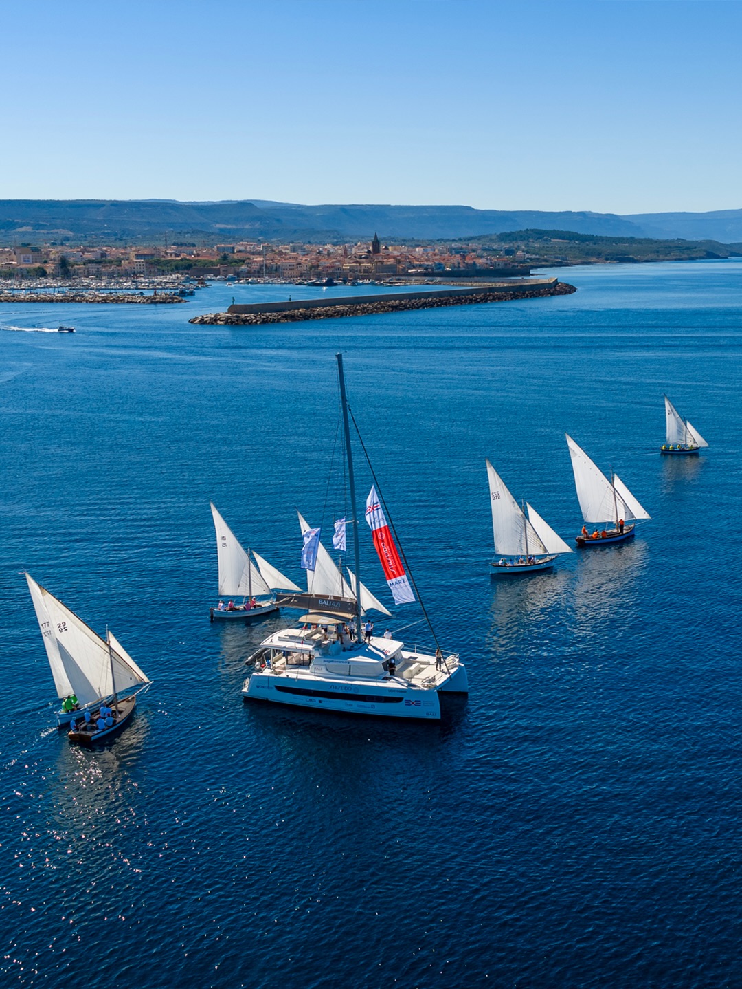 ⛵️ Sabato, durante la permanenza del catamarano Caprera ad Alghero, si è svolta la speciale veleggiata del #PalioSantJoan di Vela Latina 2026, un appuntamento dedicato alla tradizione marinara, all’inclusione e alla tutela del mare.
Le storiche imbarcazioni a vela latina dei quartieri e delle borgate di Alghero hanno salpato dal porto cittadino attraversando la Baia di Porto Conte e l’Area Marina Protetta Capo Caccia – Isola Piana, fino a raggiungere Tramariglio.
🌊 A Tramariglio abbiamo presentato il Progetto M.A.R.E. e durante la giornata, abbiamo potuto svolgere i campionamenti e fare divulgazione sulle attività che svolgiamo a bordo.
✨ Un ringraziamento speciale alla
@algheroleganavaleitaliana,
alla @prolocoalghero, @parco_di_porto_conte
e @amp_capo_caccia_isola_piana
A project by @cvcaprera
Scientific partner @oneoceanfound
Main partner @shiseido
Institutional partner @deutschebankitalia
Supporting partner @grassi_1925
Technical partner @cmp_official @workness_club
Under the patronage of @marinamilitareofficial
@guardiacostiera @regioneautonomasardegna @lega_navale_italiana
#progettoMARE #aboutMARE #CentroVelicoCaprera
#RespectTheOcean