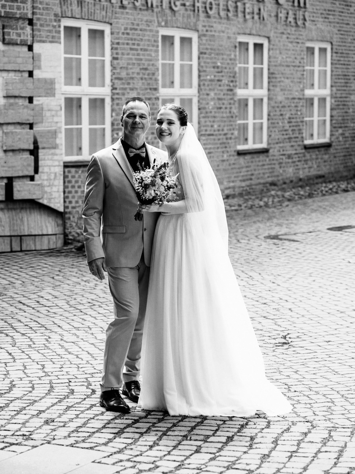 BRIDE Theresa.🤍✨
A modern bridal look designed in three pieces —
light, elegant and timeless.
One of our favourite moments:
Theresa together with her father before the ceremony.🫶
Designed in Germany.
Handcrafted in Europe.
@phillindubiel.bridal
BRIDAL COUTURE
#phillindubiel
#bridalcouture
#modernbrides
#realbride