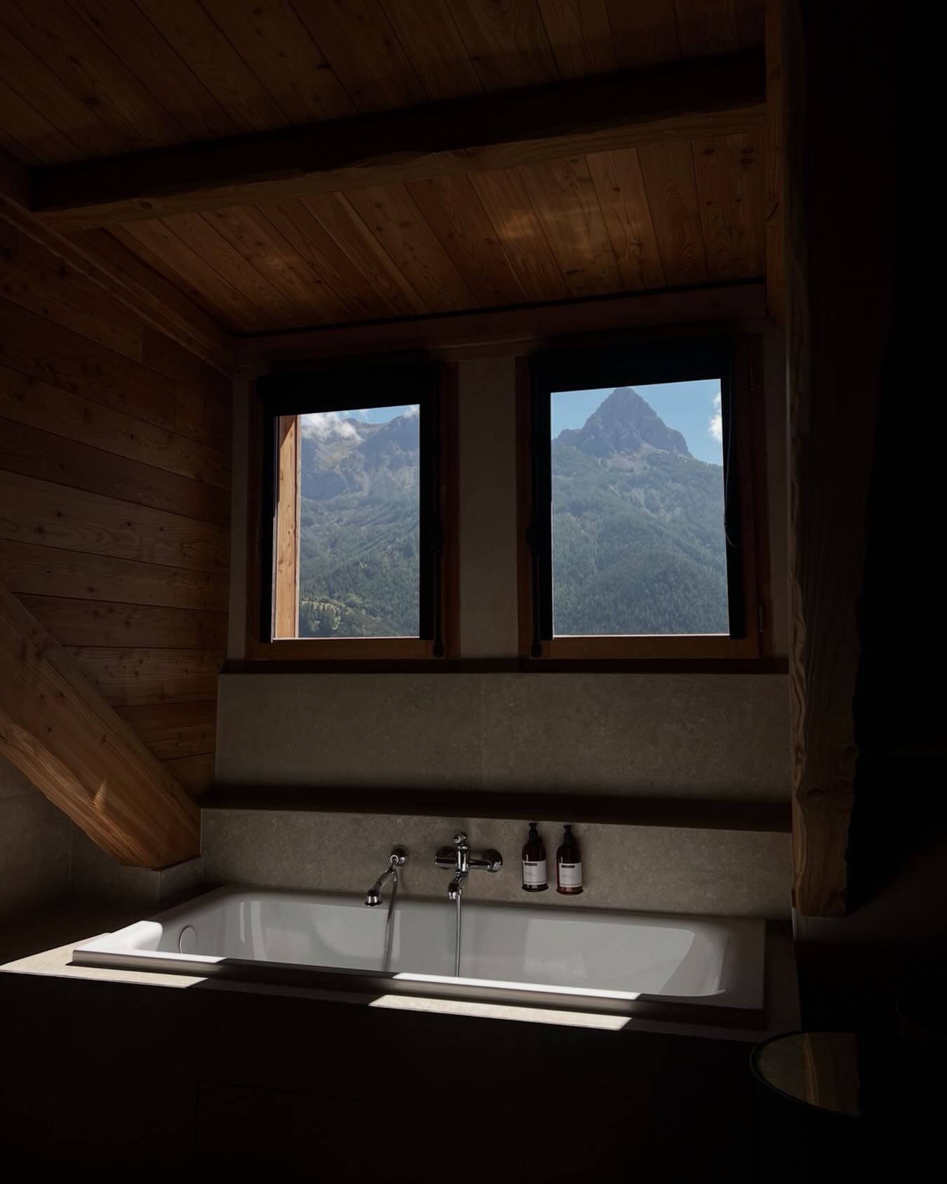 Plus que quelques jours avant la réouverture de l’hôtel…
De nouvelles surprises vous attendent 🌞
On se retrouve très vite au frais dans nos montagnes ⛰️