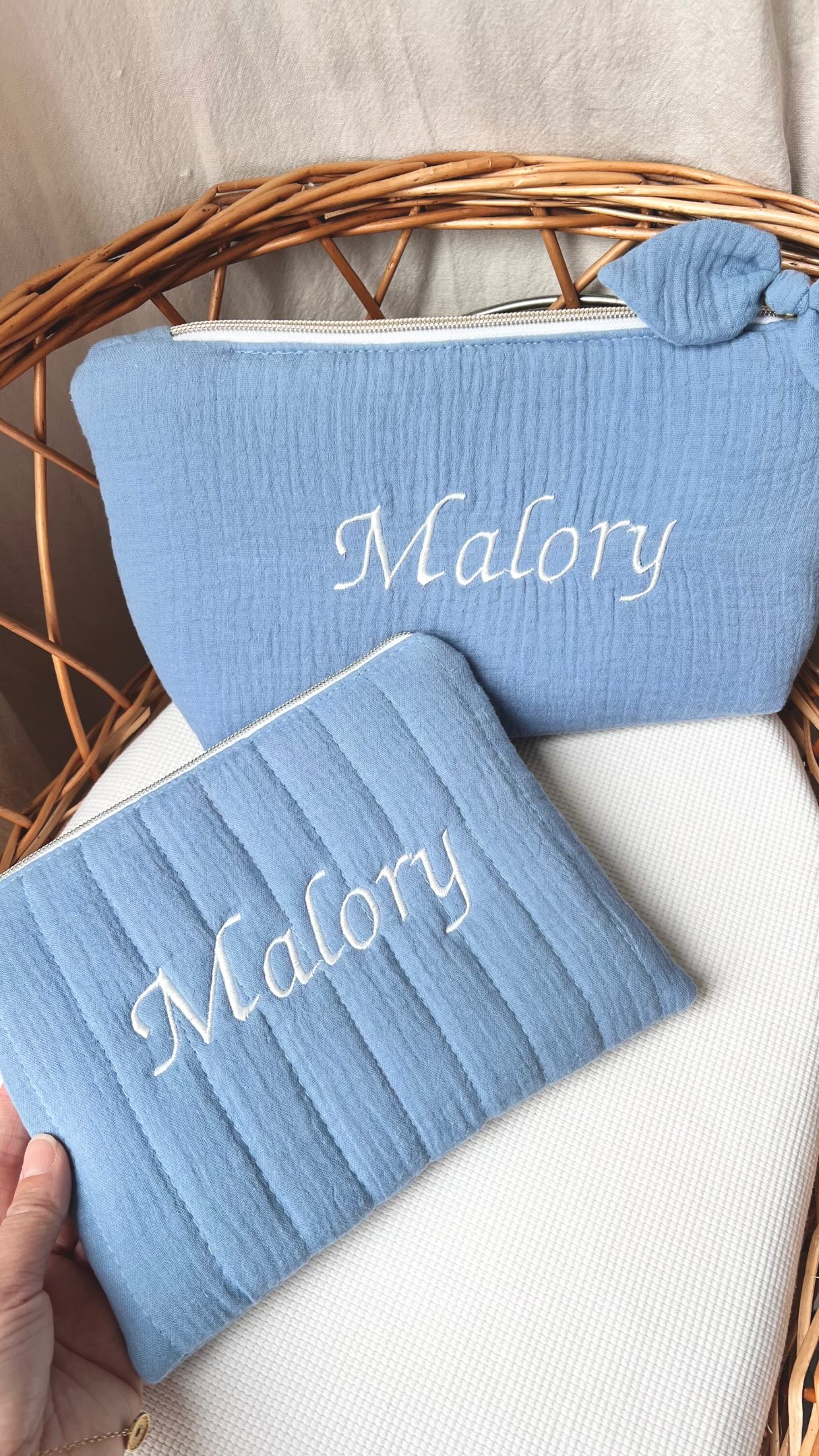 Un joli trousseau de naissance unique🪿
Deux trousses pour ranger les affaires de toilette de bébé et un jolie protège carnet de santé, le tout dans ce sublime bleu denim✨
Toi aussi choisis ton tissu et ta personnalisation pour gâter bébé 🌿
#baby #mum #futurmaman #pourtoi #fyp