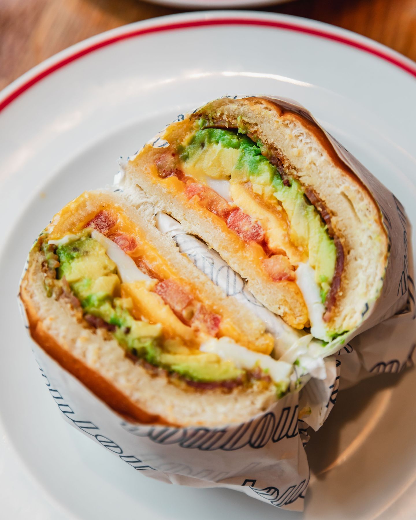Bun du matin, bacon, œuf bio au plat, tomate, cheddar et avocat.
📸 @alicepages
