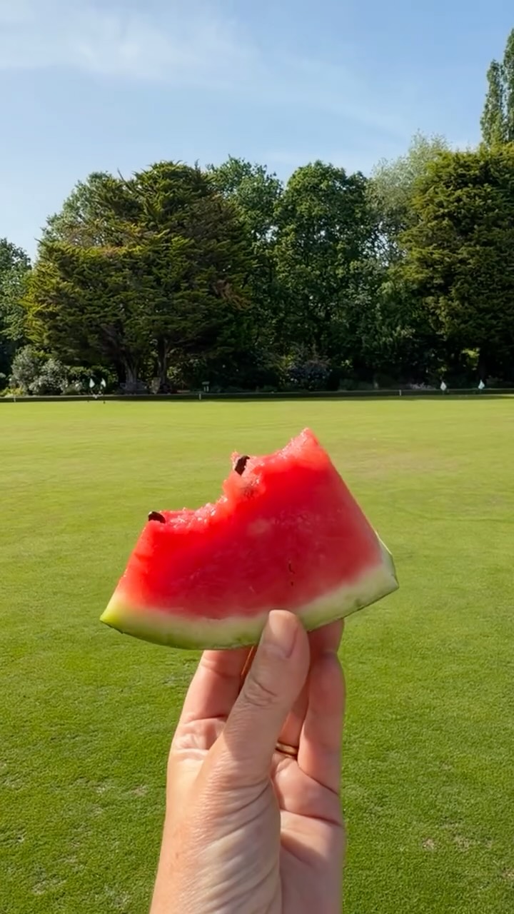 On Saturday we visited our good neighbours @northlondonbowlingclub, who are just around the Heath from us in a beautiful bucolic setting. The grass was green, the sun was shining - who would know we were in the middle of London? In the end we won on every rink, 67:32. We may have won the match this time, but North London win the friendliest club prize.
#lawnbowlsforlife #hampsteadheath #parliamenthillbowlsclub #parliamenthill #lawnbowls